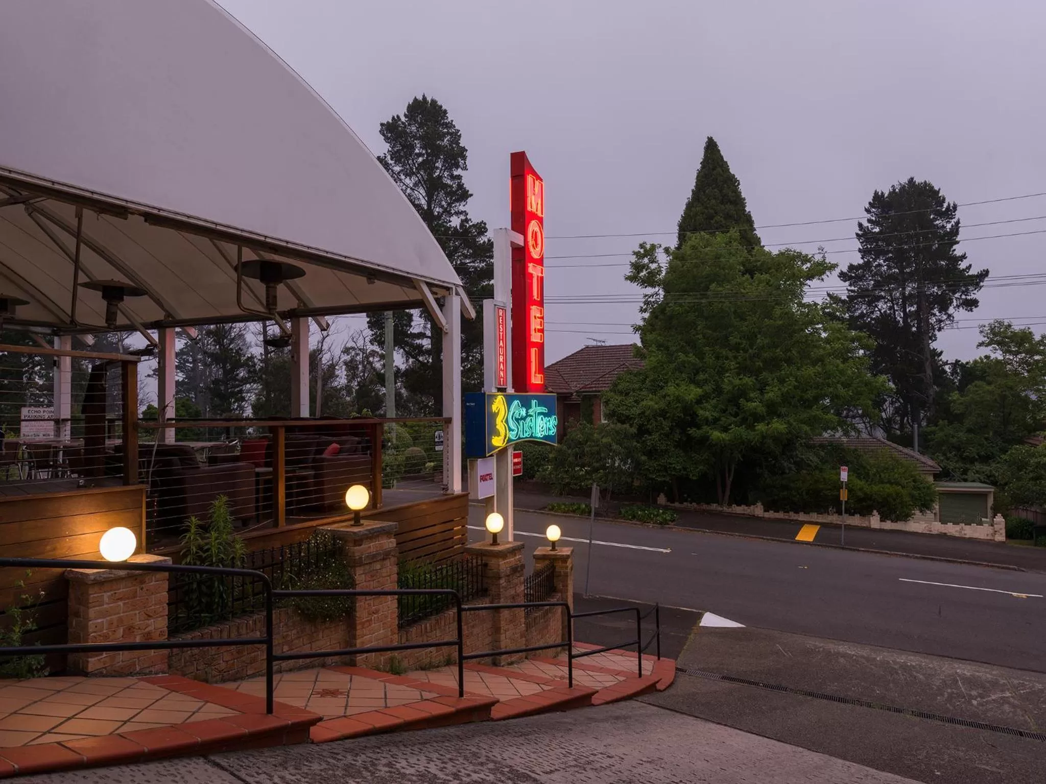 Facade/entrance in 3 Sisters Motel