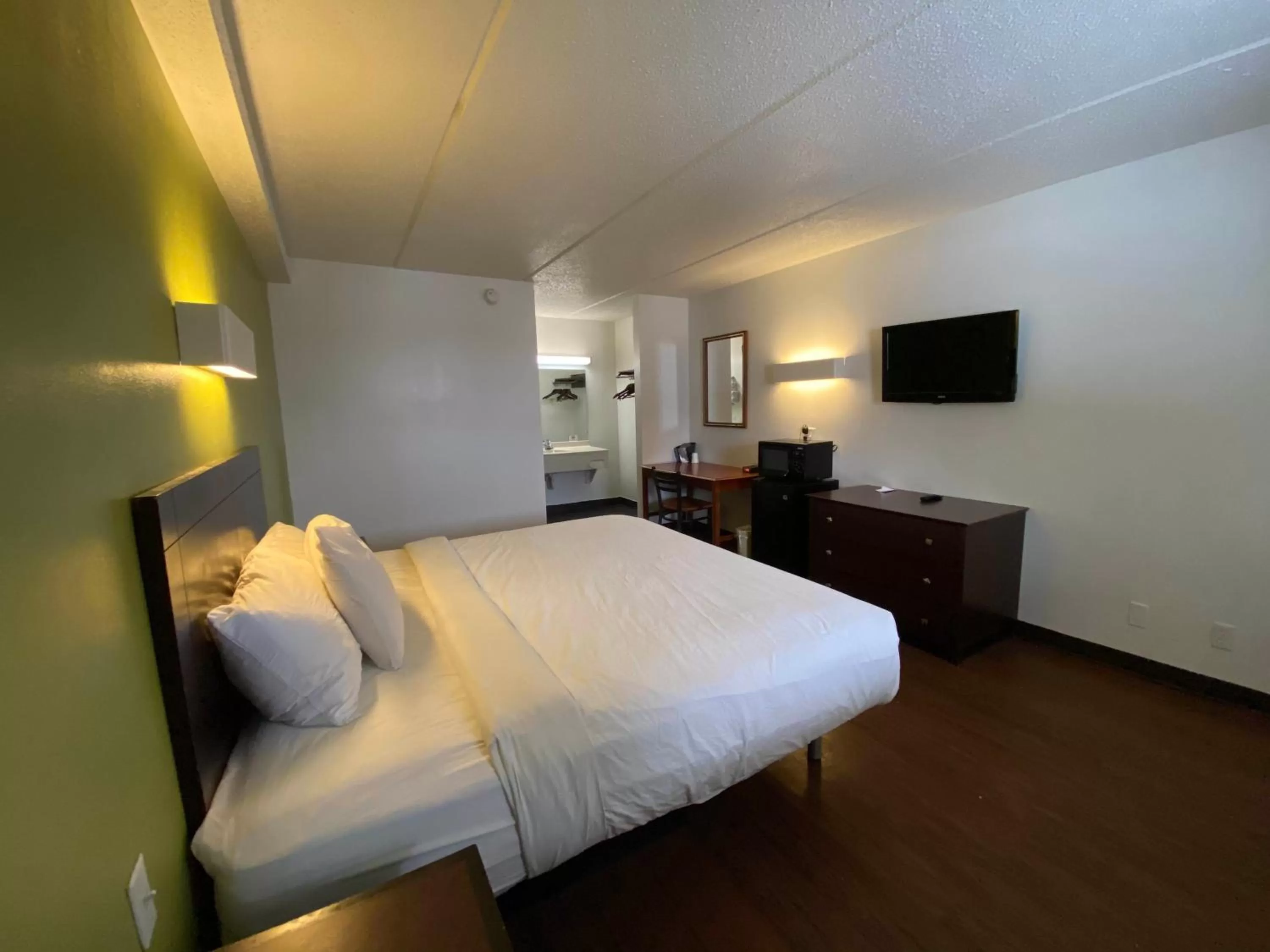 Photo of the whole room, Bed in Skylight Inn Willoughby - Cleveland Mentor