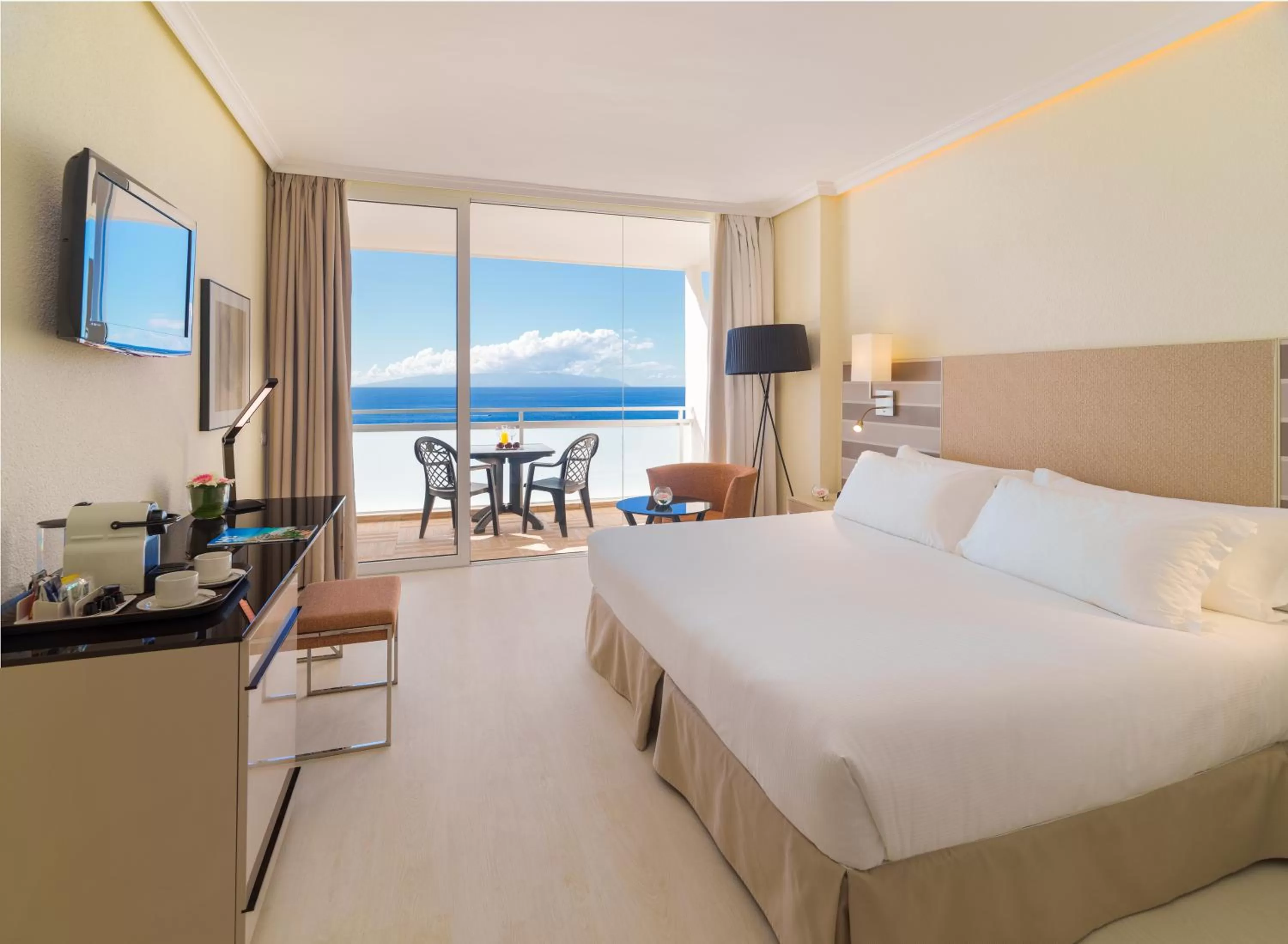 Photo of the whole room, Bed in H10 Gran Tinerfe - Adults Only