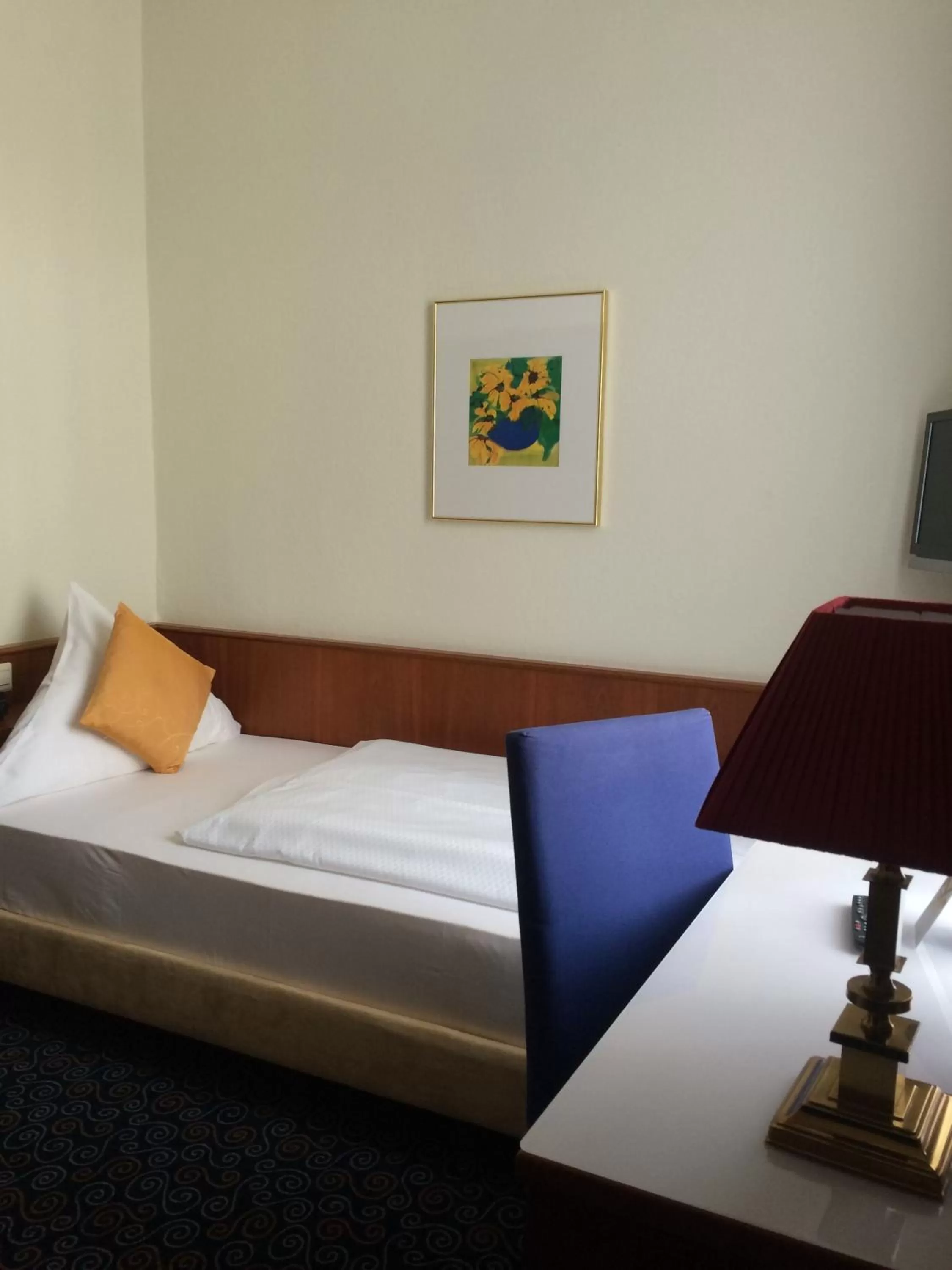 Photo of the whole room, Bed in Stadthotel