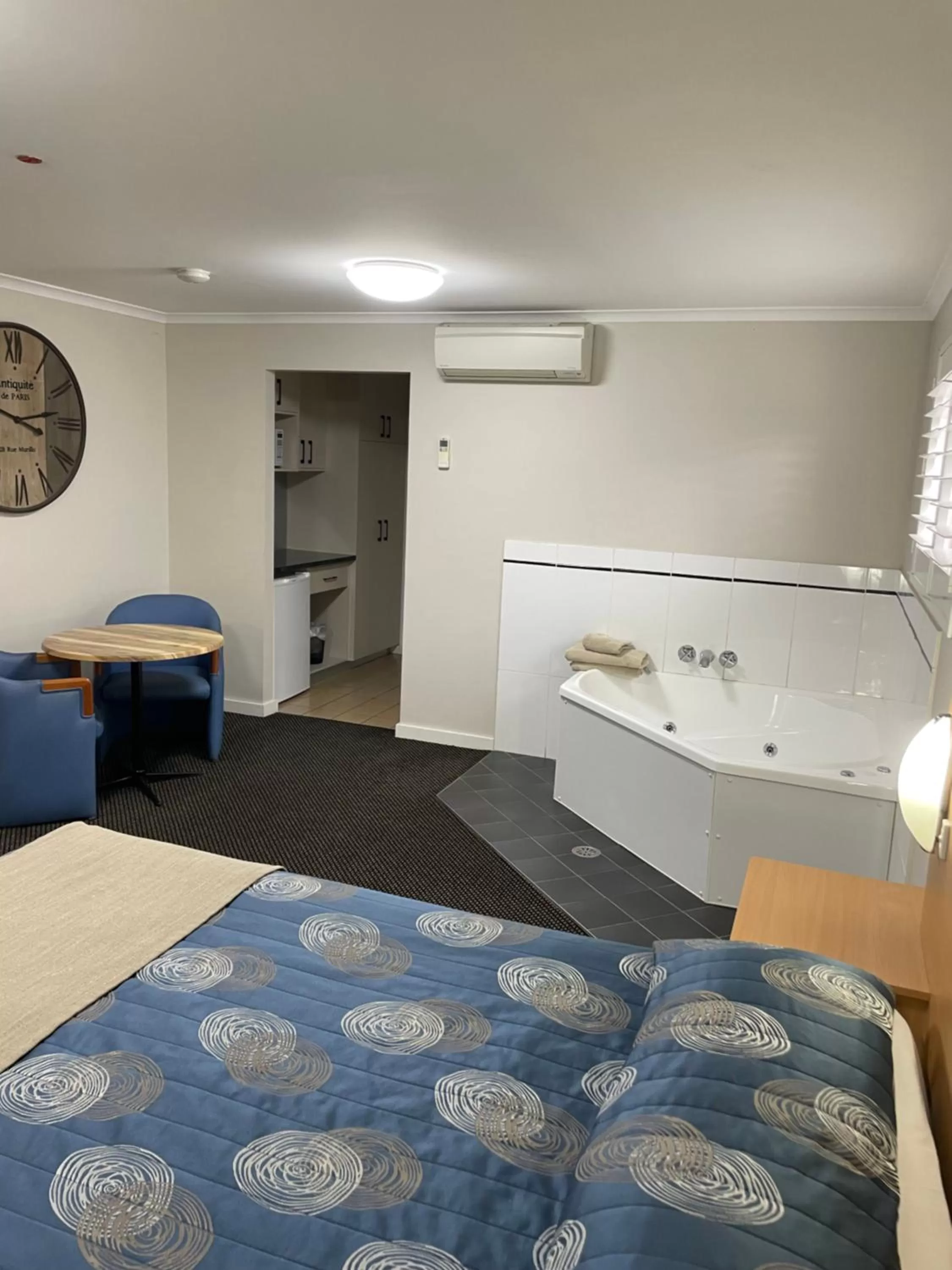 Bed in Cattlemans Country Motor Inn & Serviced Apartments