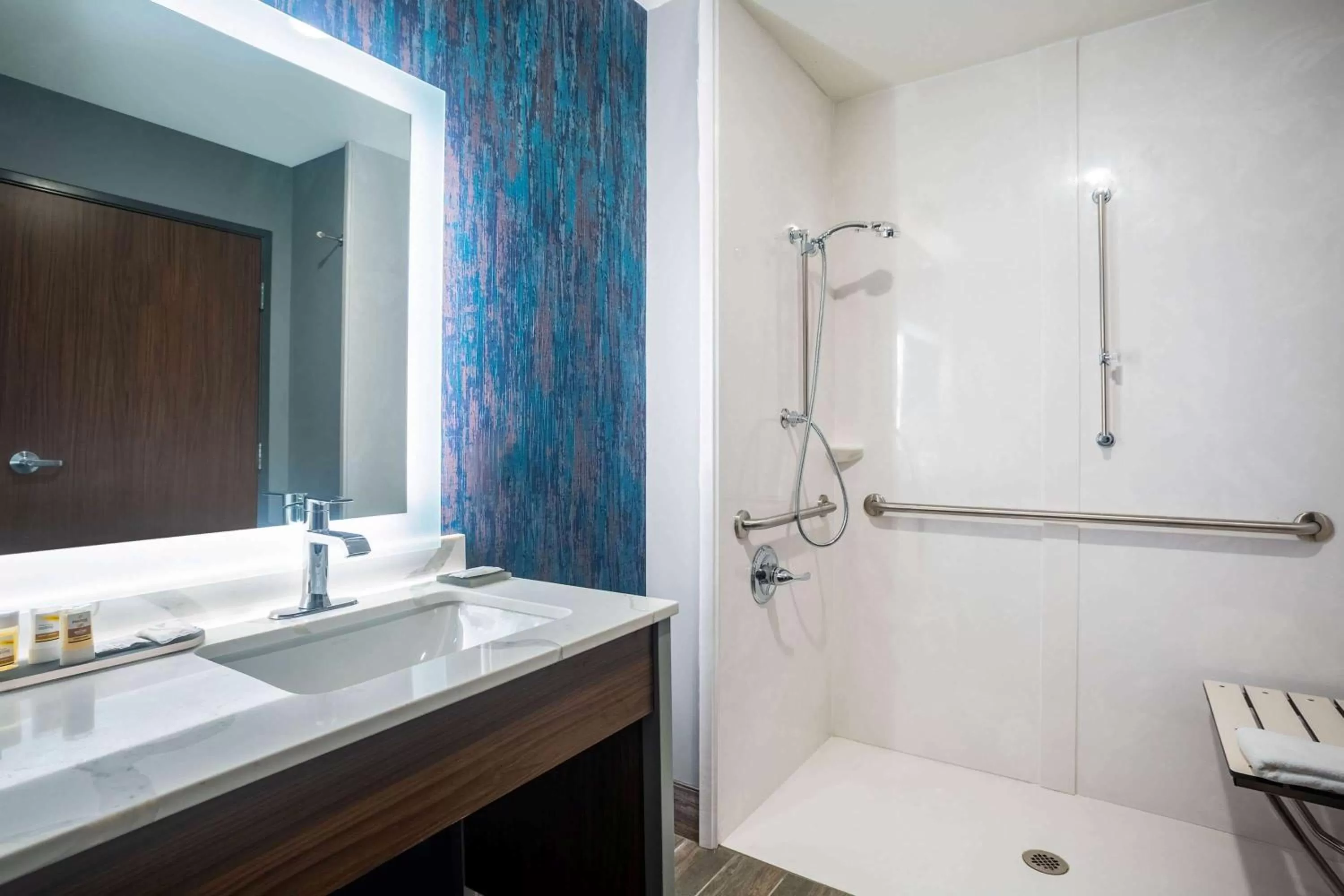 Shower in La Quinta Inn & Suites by Wyndham Oxford