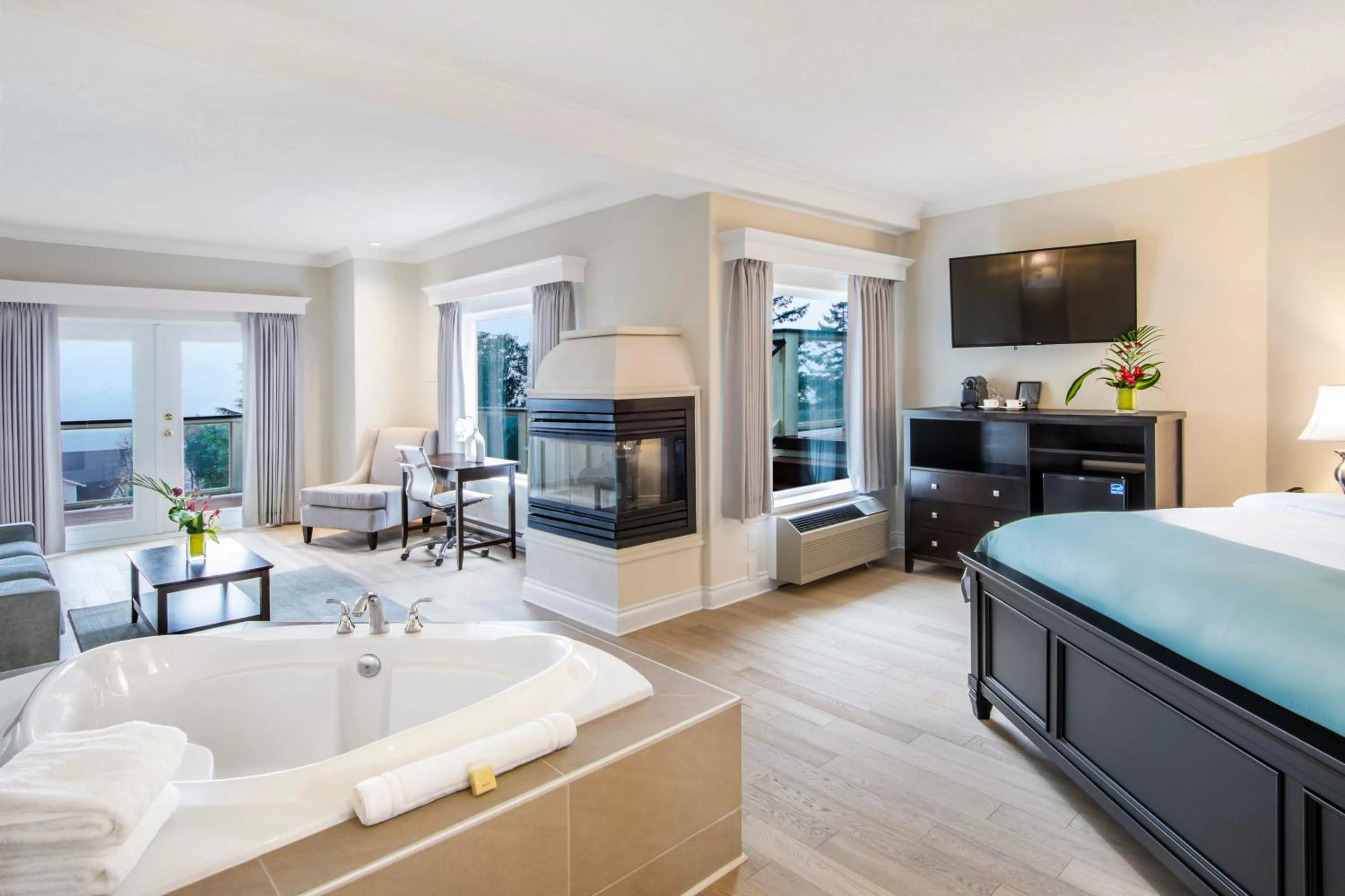 Bed in Villa Eyrie Resort