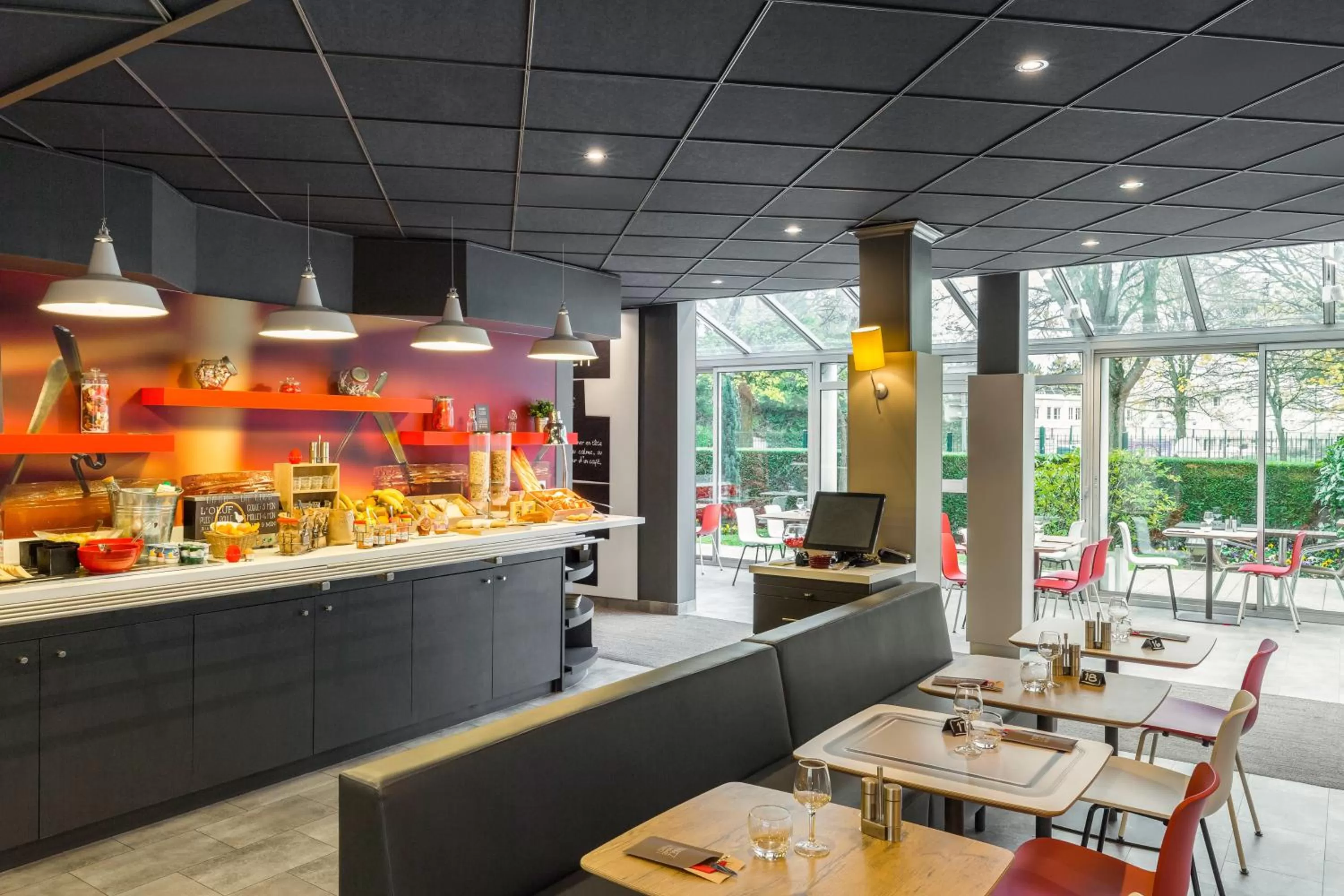 Food and drinks in ibis Paris Meudon Velizy