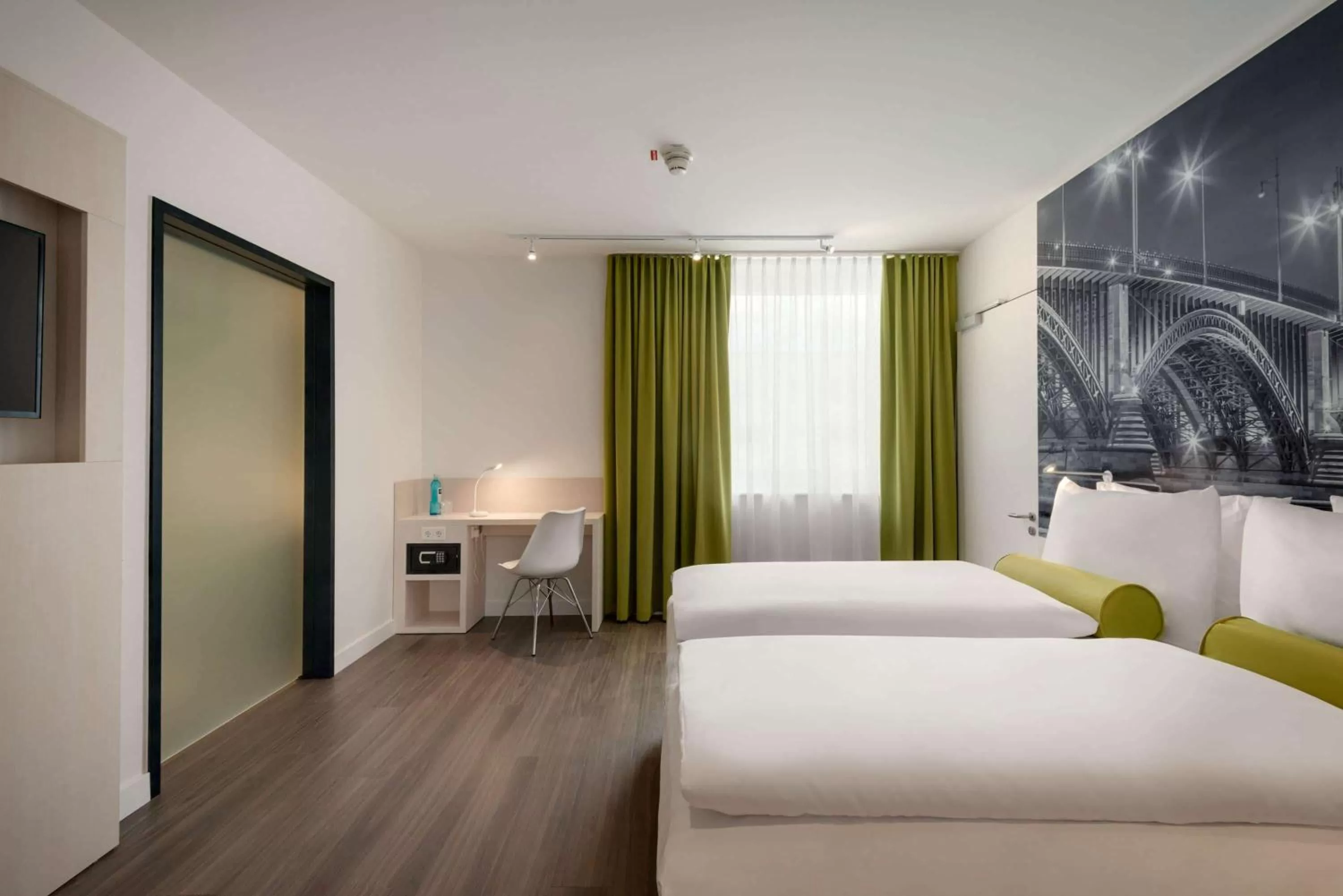 Photo of the whole room, Bed in Super 8 by Wyndham Mainz Zollhafen