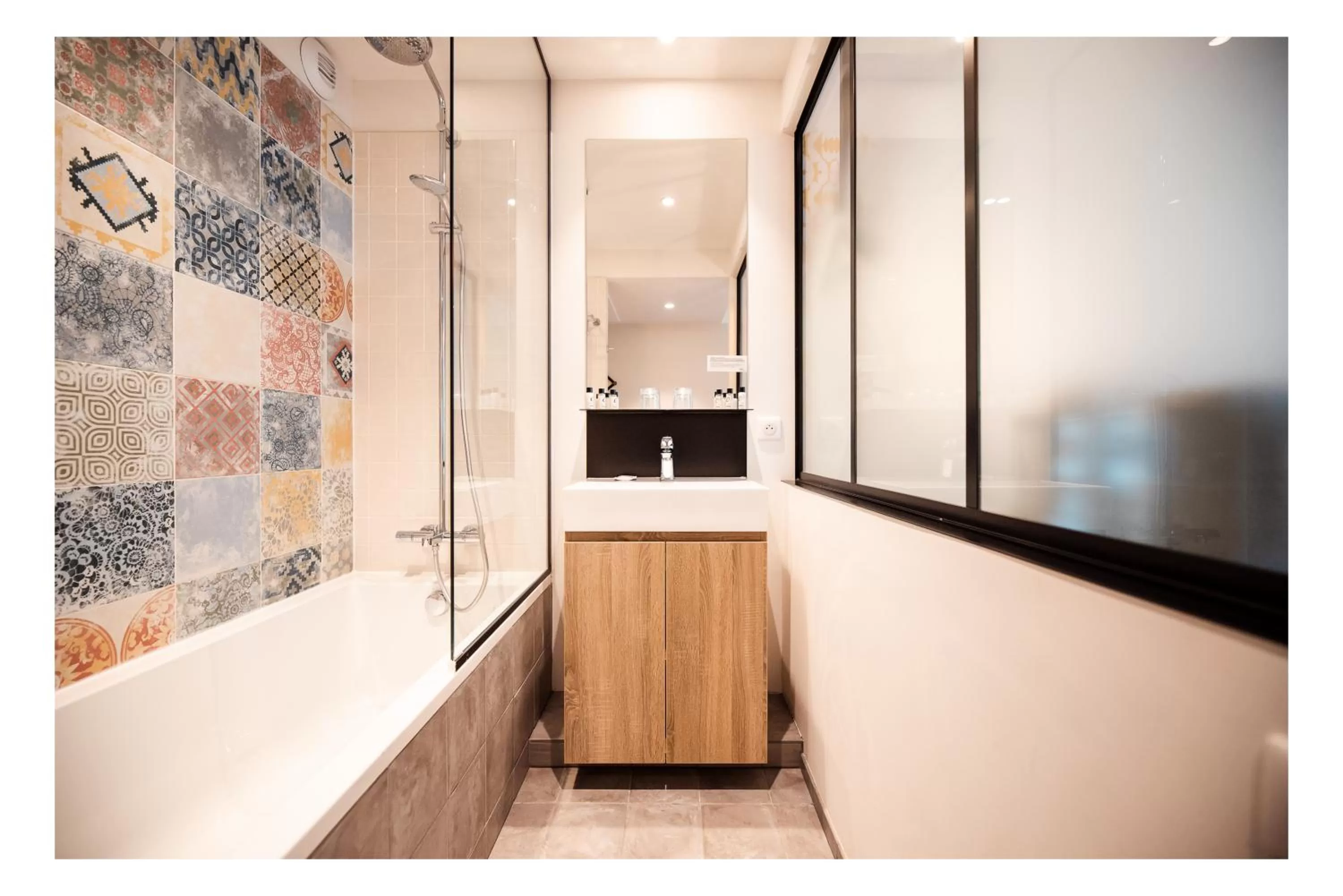 Bathroom in The Originals Boutique, Hôtel Maison Montmartre Paris Les Puces