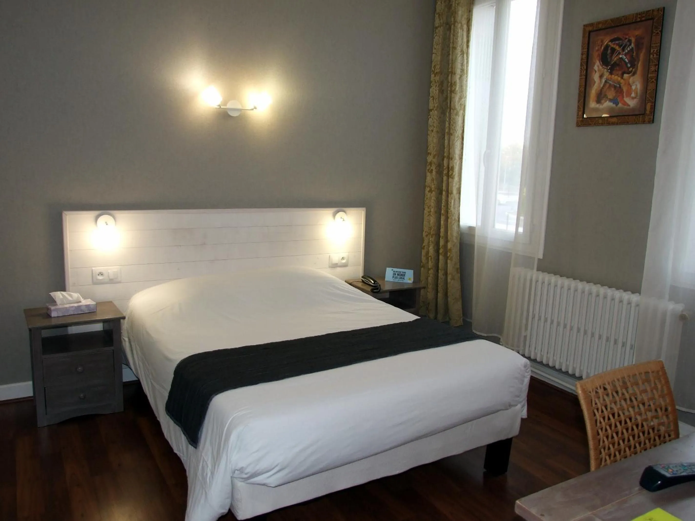 Photo of the whole room, Bed in Logis Hotel L'Occitan 2 étoiles