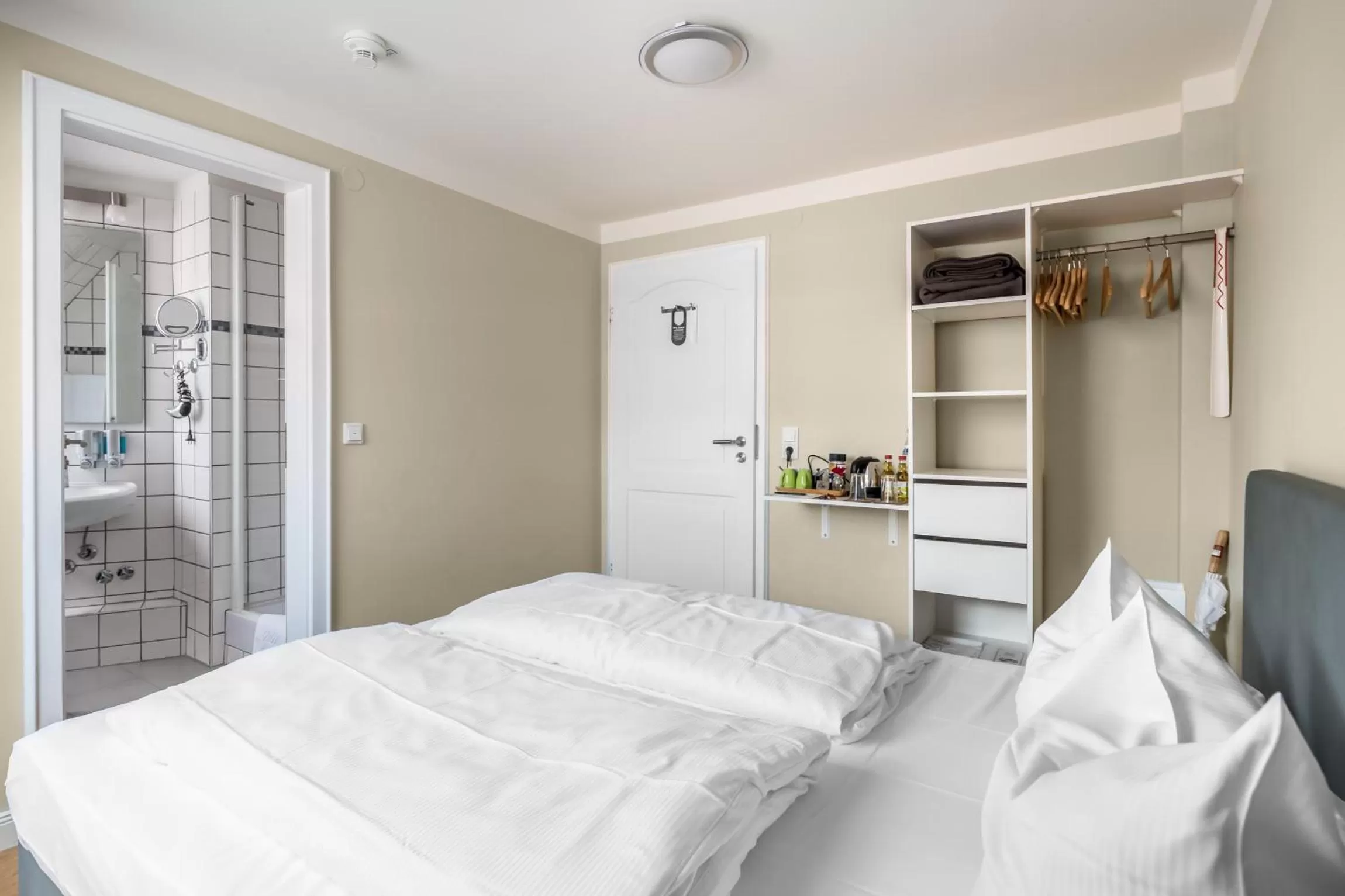 Photo of the whole room, Bed in Hotel Zum Roten Tore