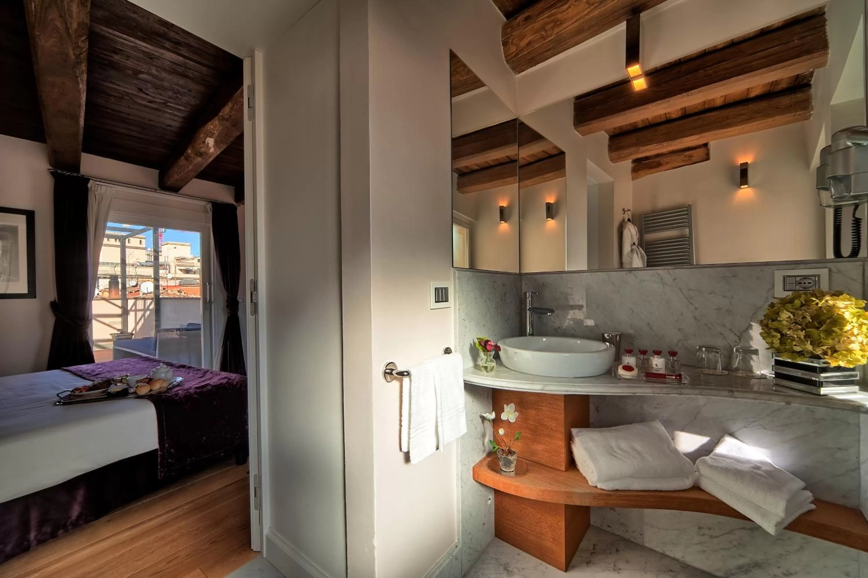 Toilet, Bed in Trevi Palace Luxury Inn