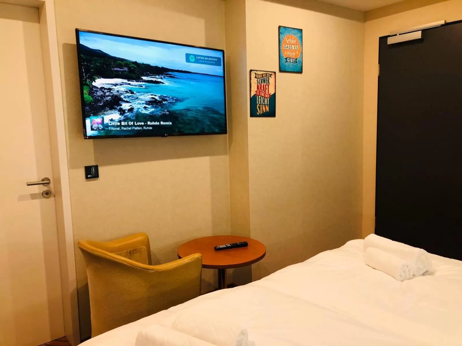 TV and multimedia, Bed in Elbgalerie Hotel