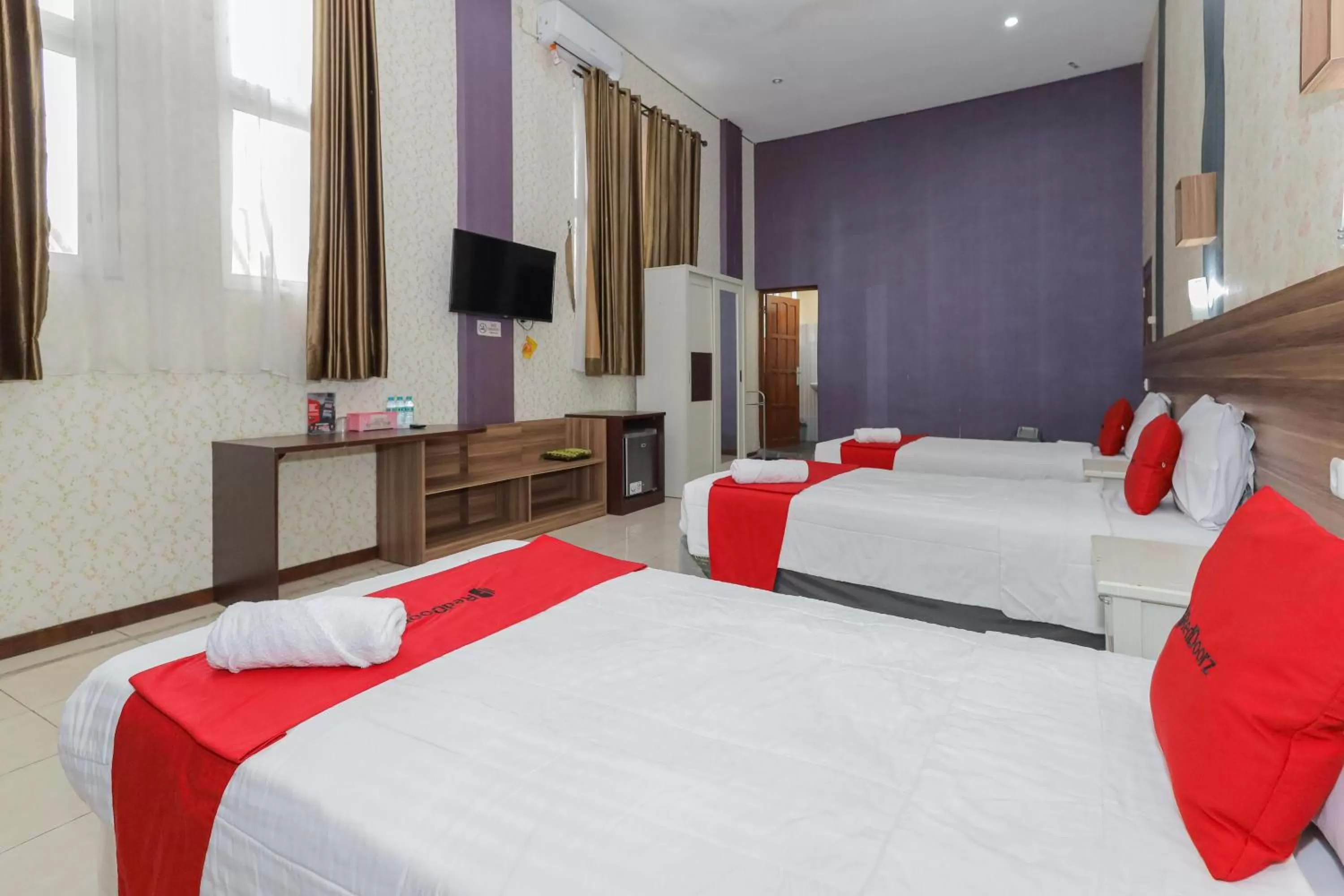 Bedroom, Bed in RedDoorz Syariah @ Klojen Malang