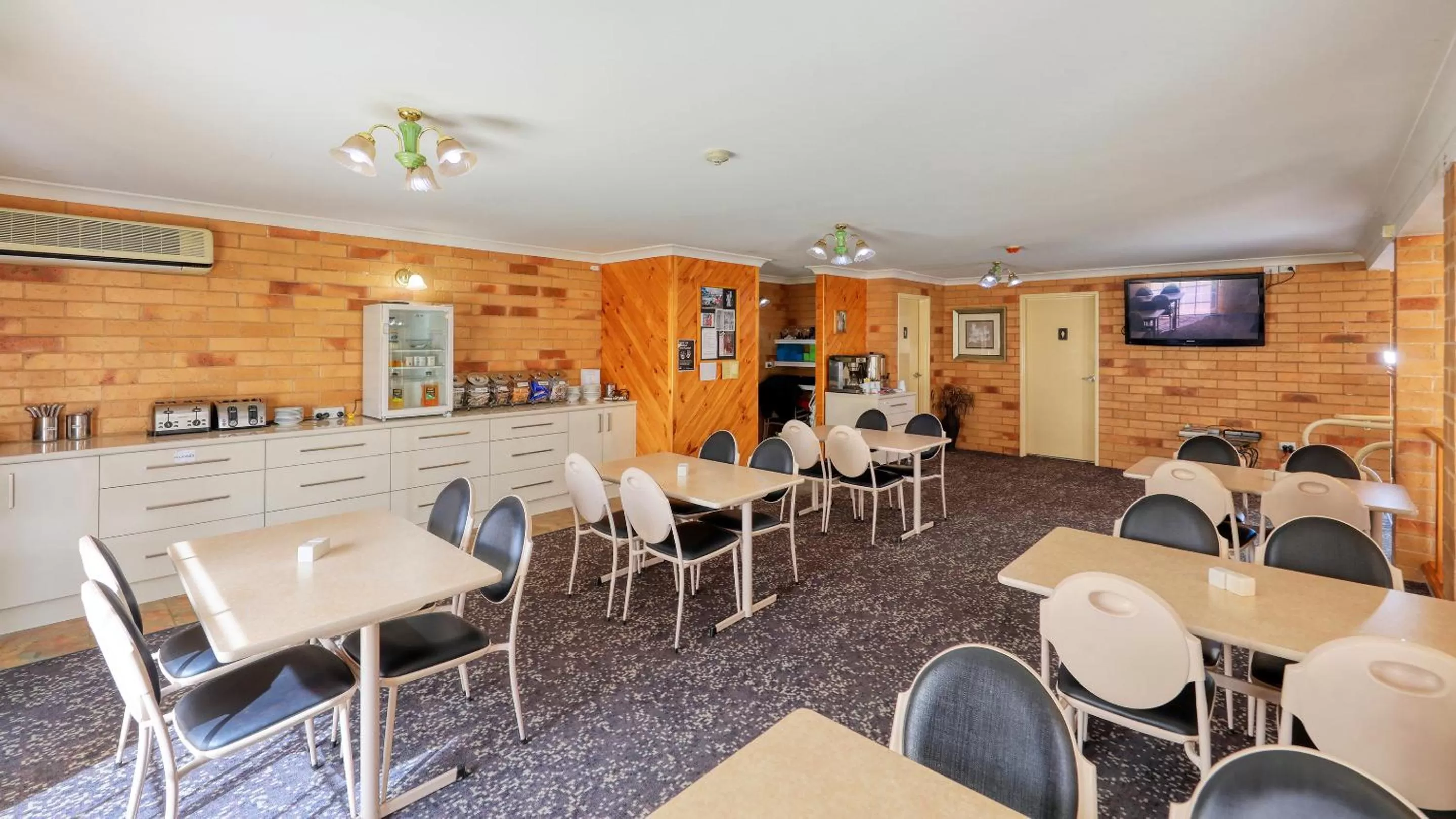 Breakfast in North Parkes Motel