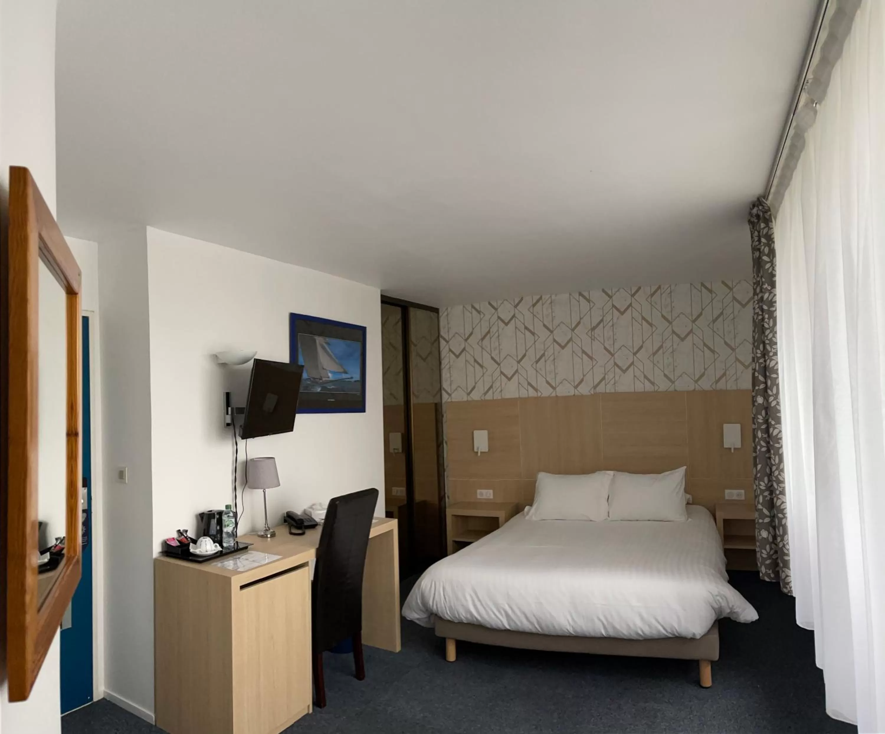 Bedroom, Bed in Cit'Hotel LA PYRAMIDE