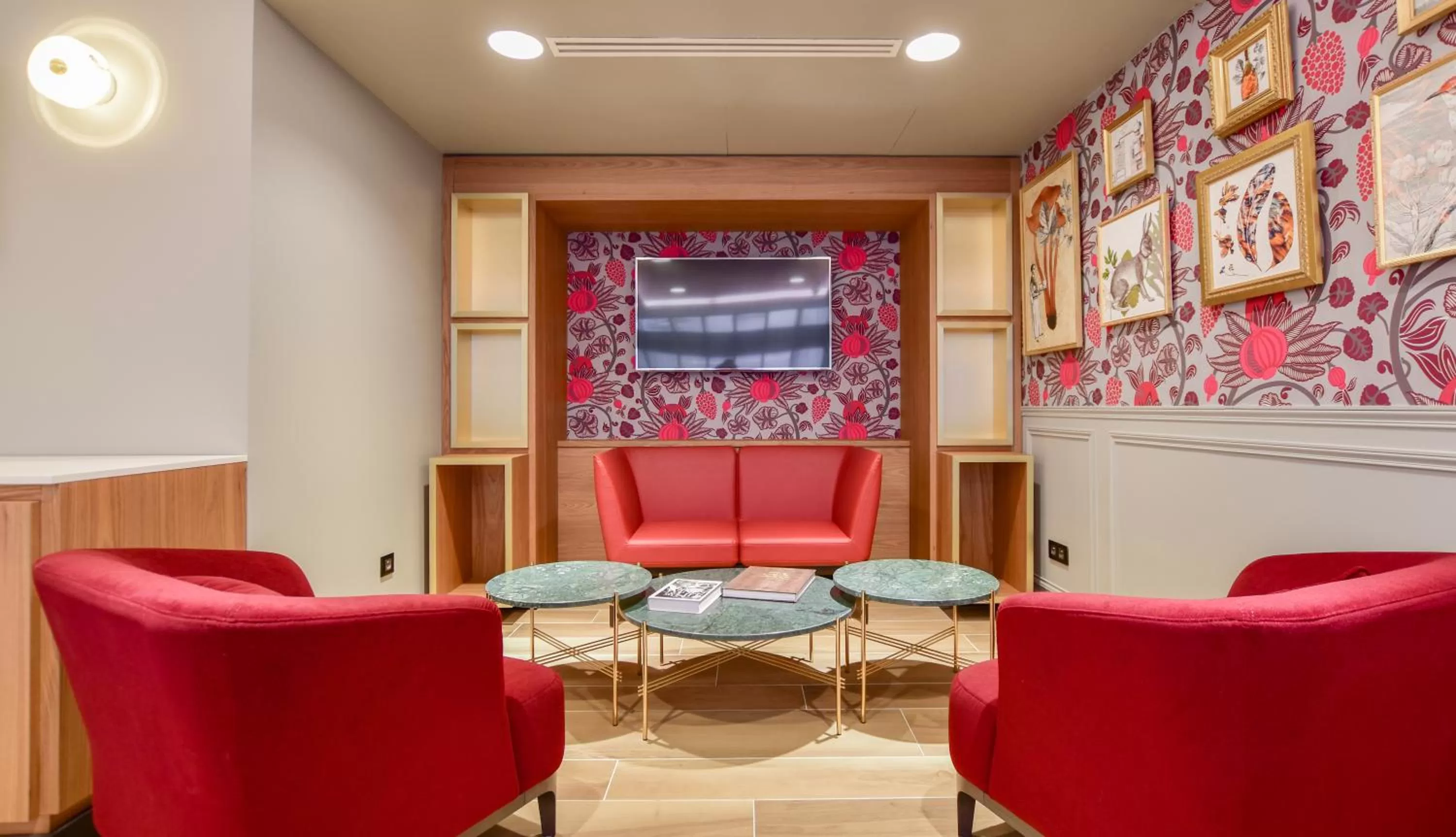 Communal lounge/ TV room in XO Hotel Paris