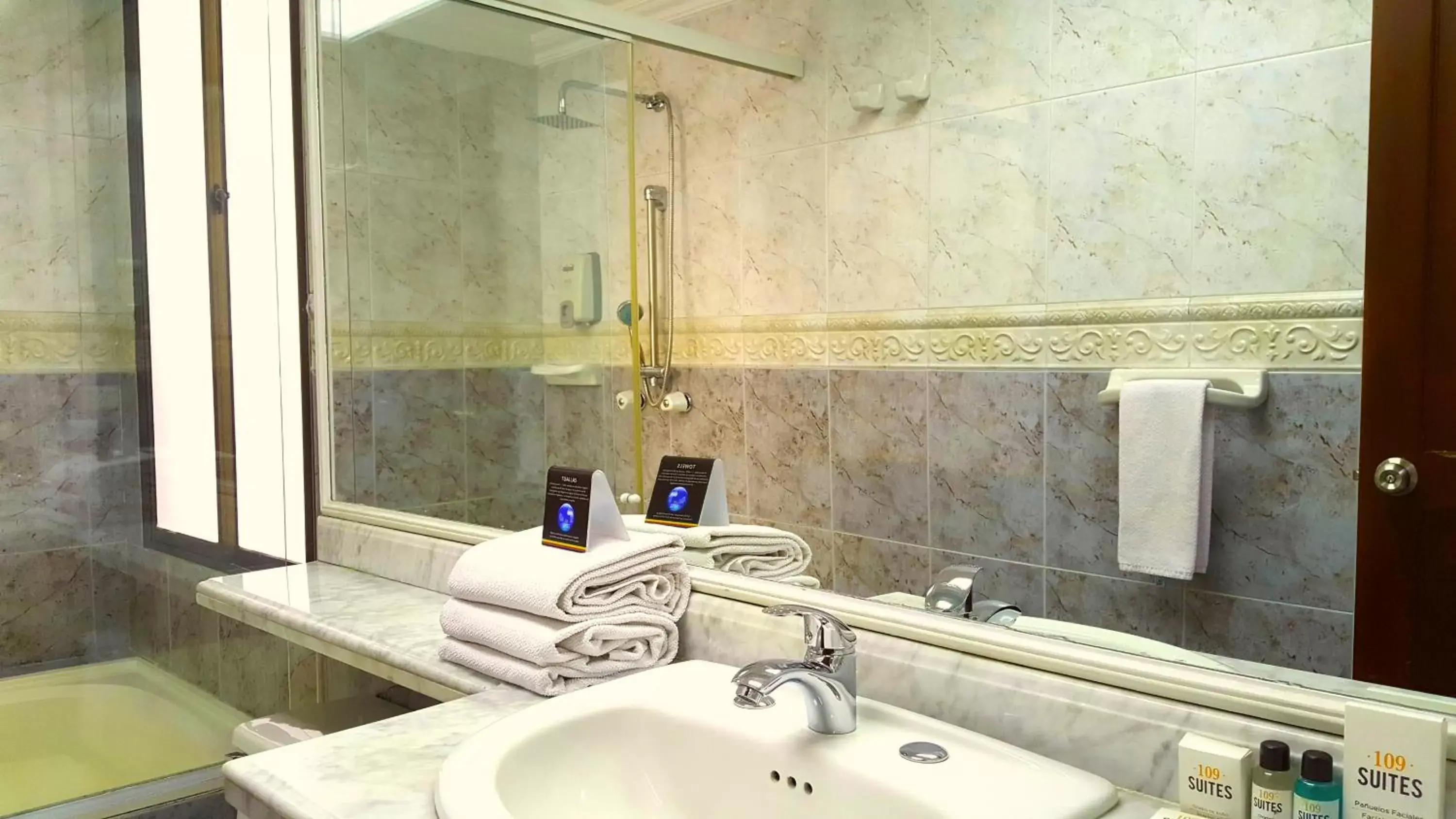 Triple Room in Suites 109 GH Usaquén Triple Room in Suites 109 GH Usaquén