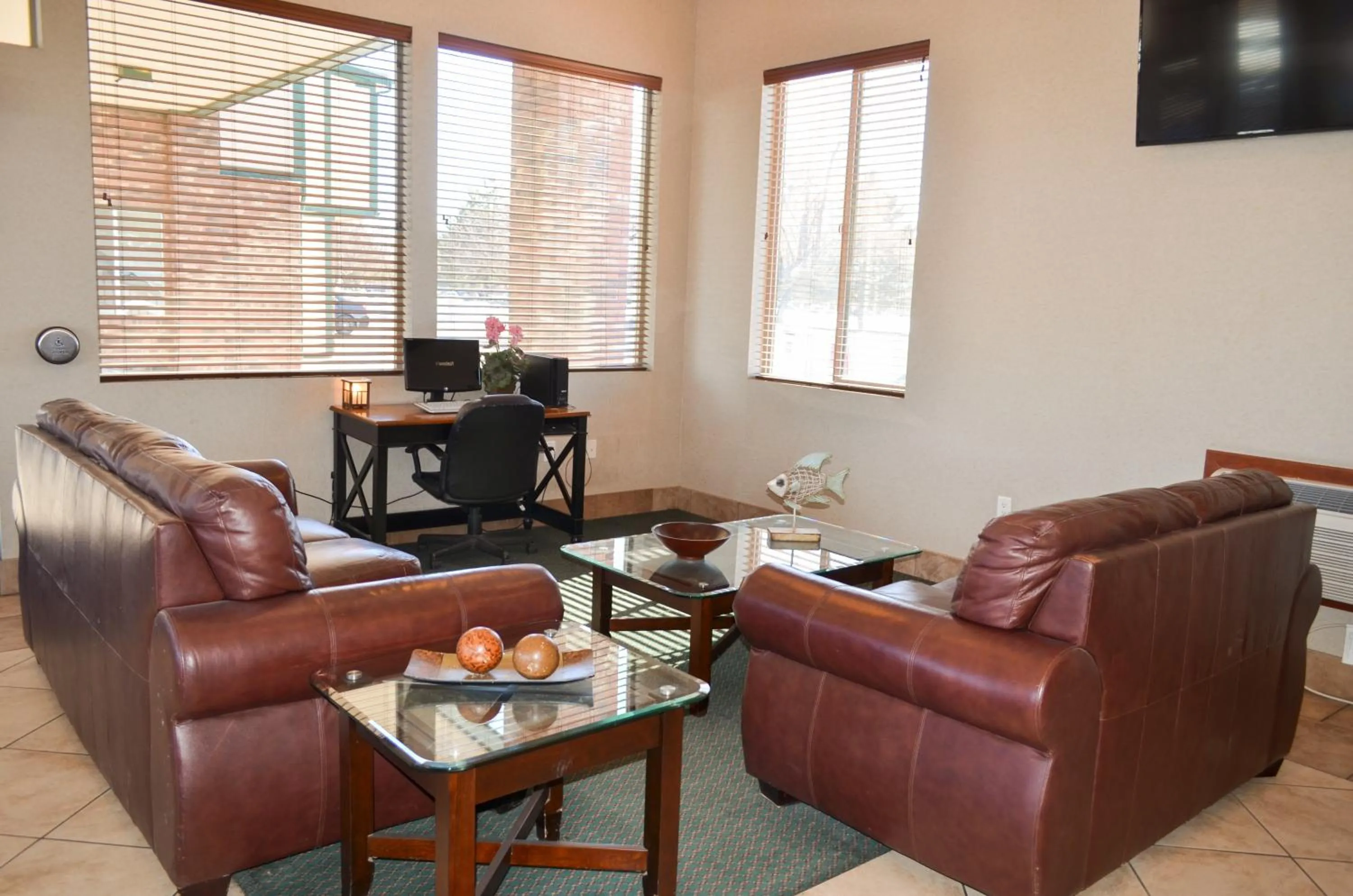 Communal lounge/ TV room in National 9 Inn Price