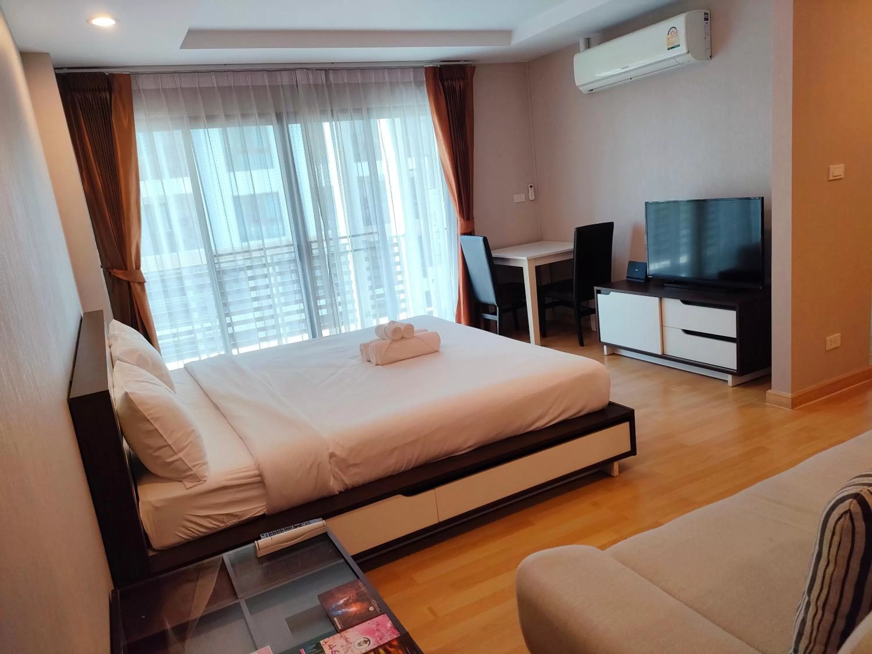 Communal lounge/ TV room, Bed in ไอยรา อยุธยา The Aiyara Ayutthaya