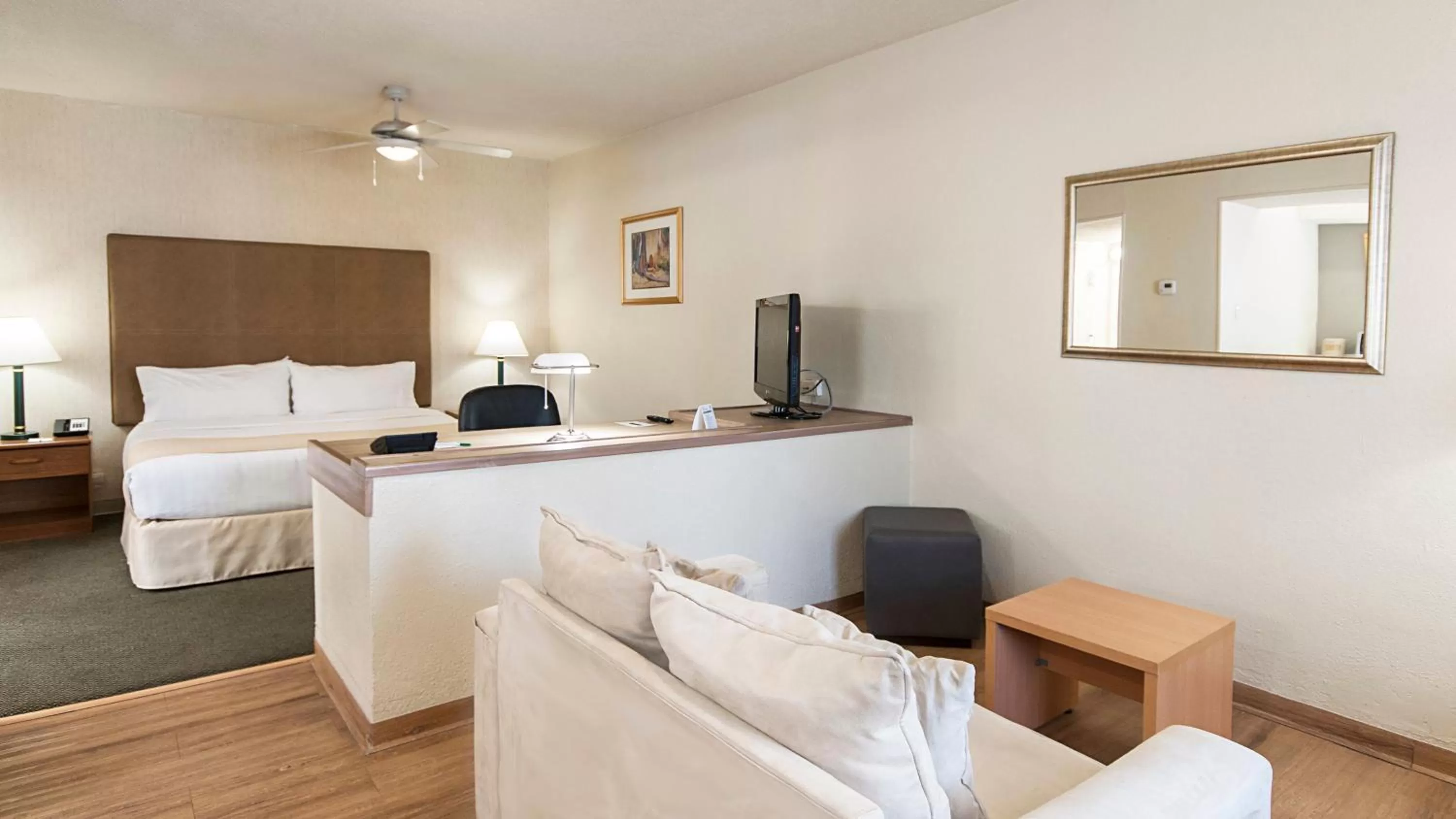 Photo of the whole room, Bed in Holiday Inn & Suites Chihuahua Expo by IHG