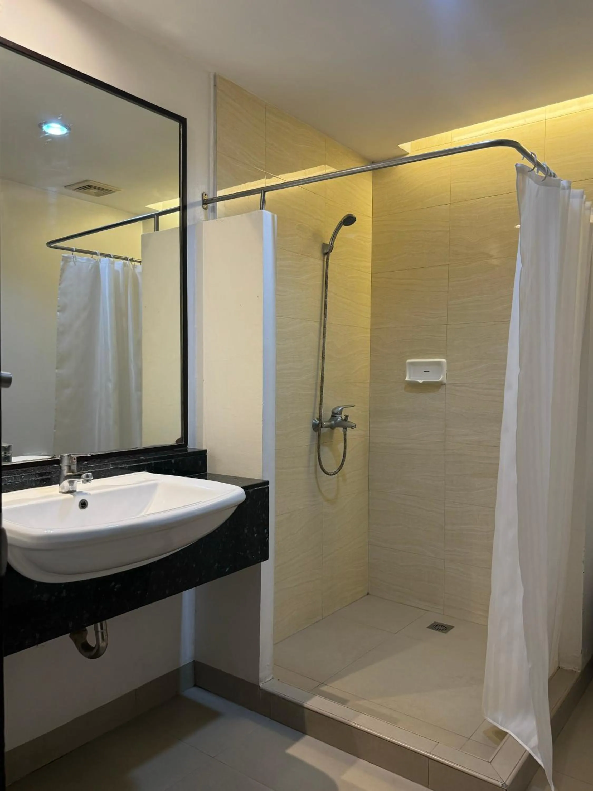 Shower in Circle Inn - Iloilo City Center