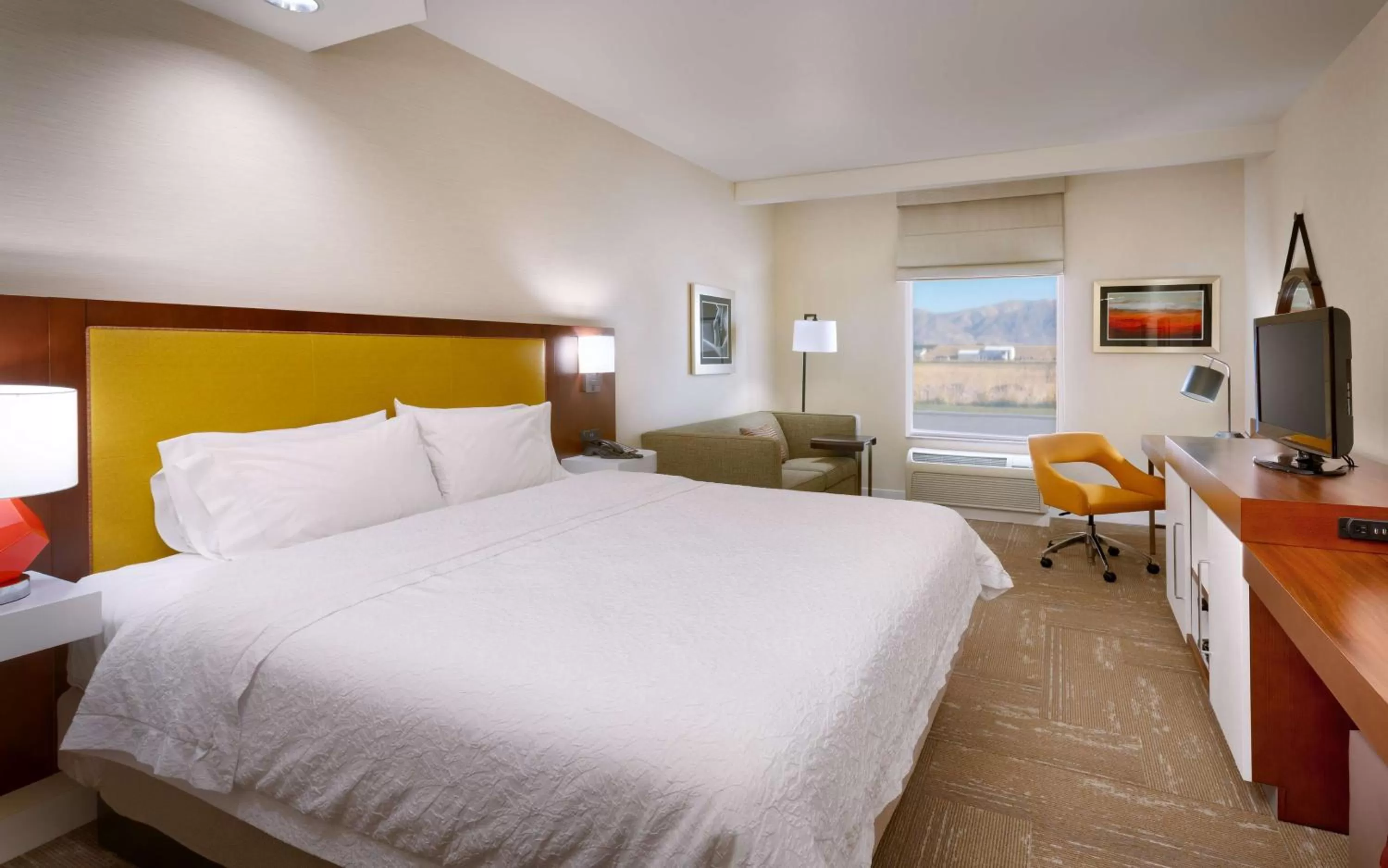Bedroom, Bed in Hampton Inn Tremonton