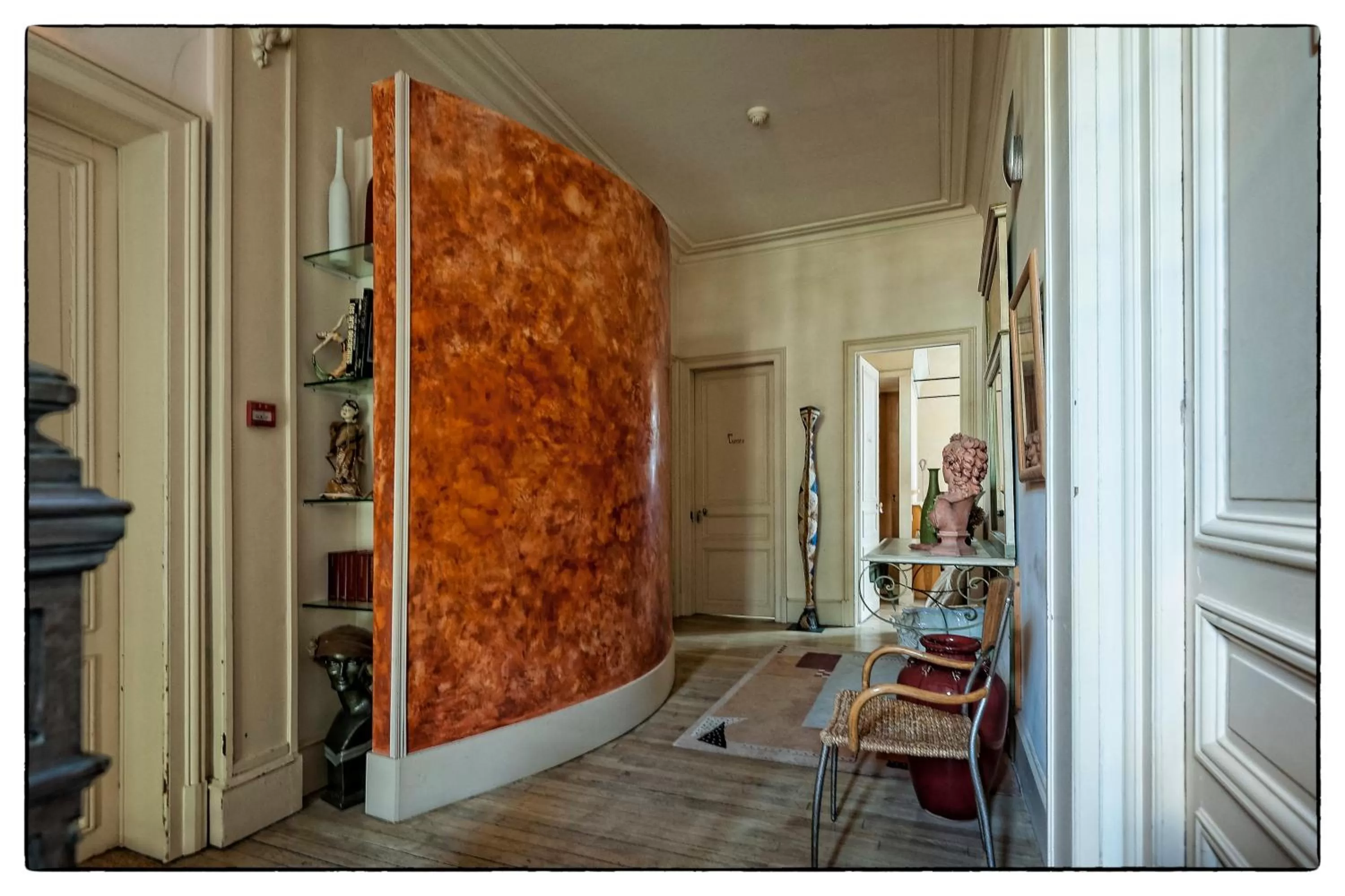 Library in Hotel Le Clos Raymi