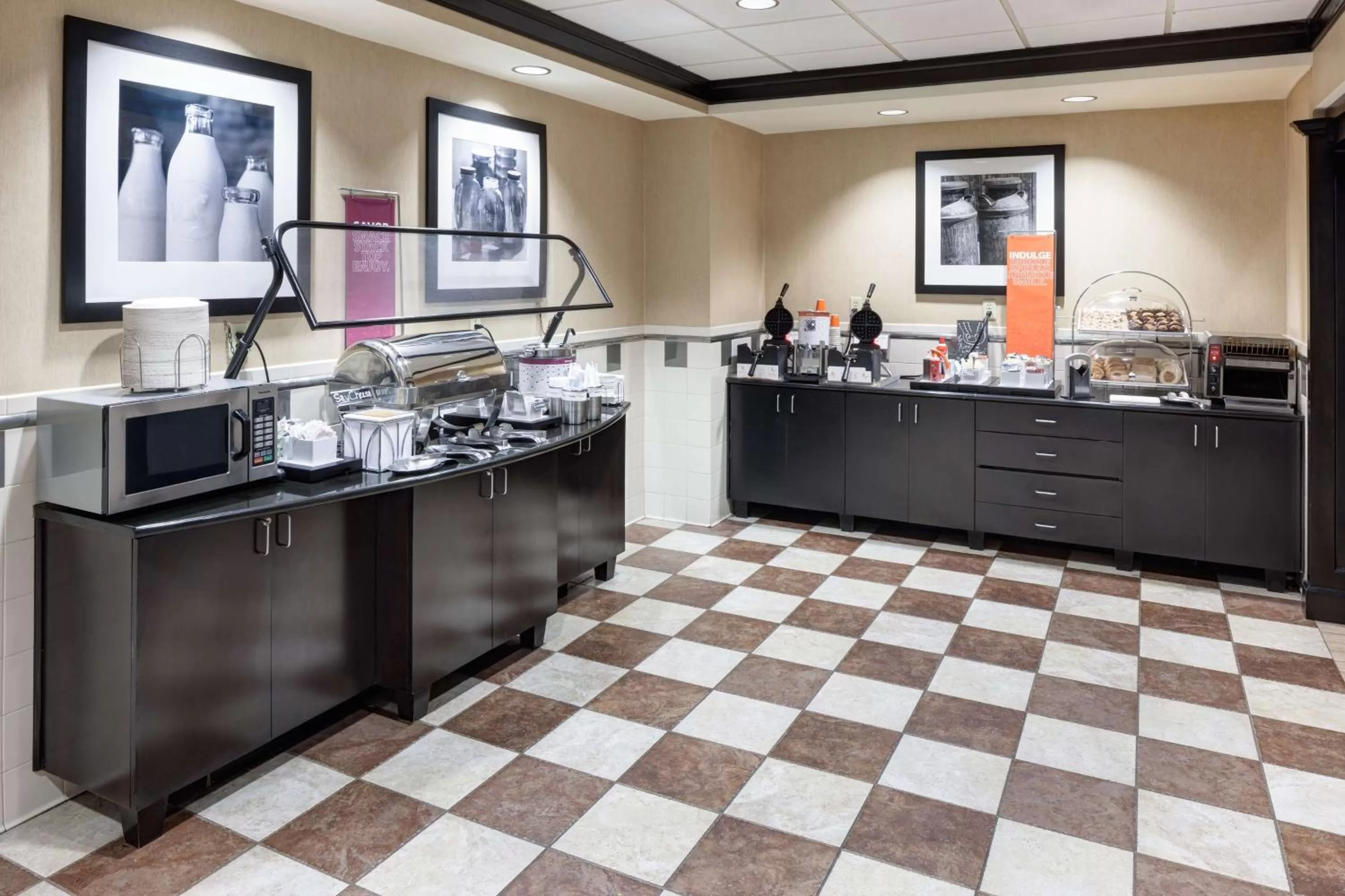 Breakfast in Hampton Inn & Suites Gainesville Downtown