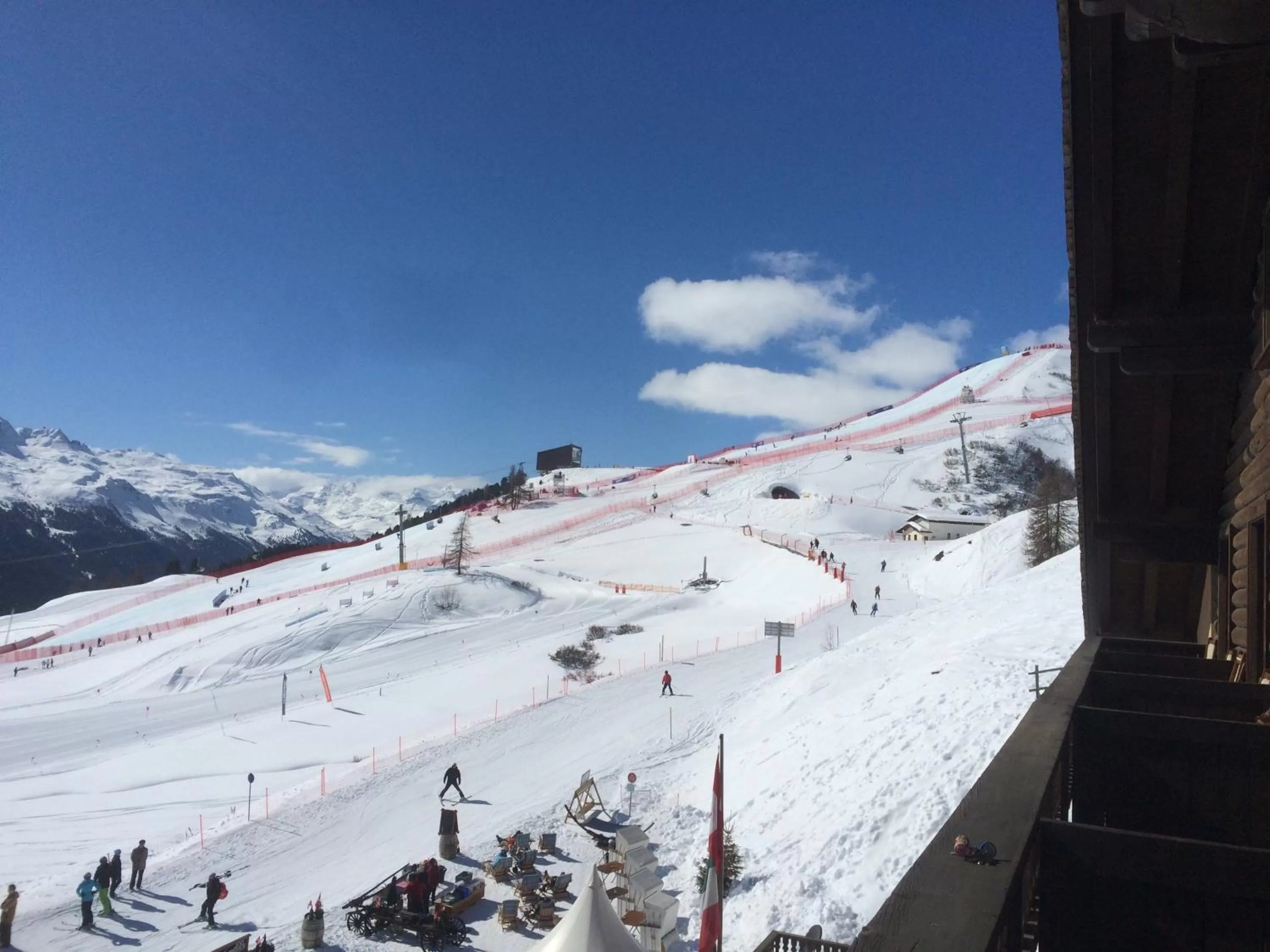 Skiing in Hotel Salastrains