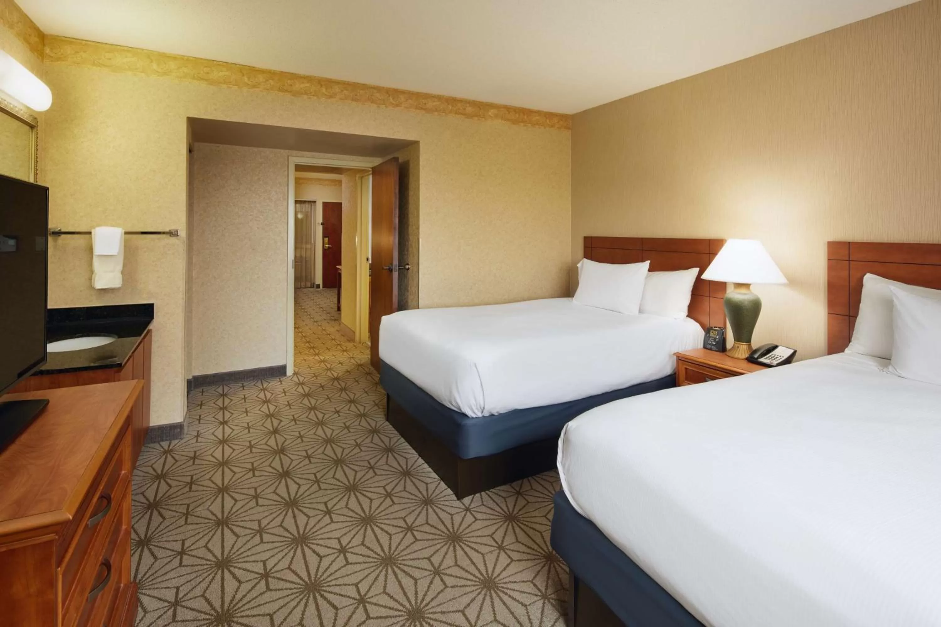 Bed in Embassy Suites by Hilton Columbia Greystone