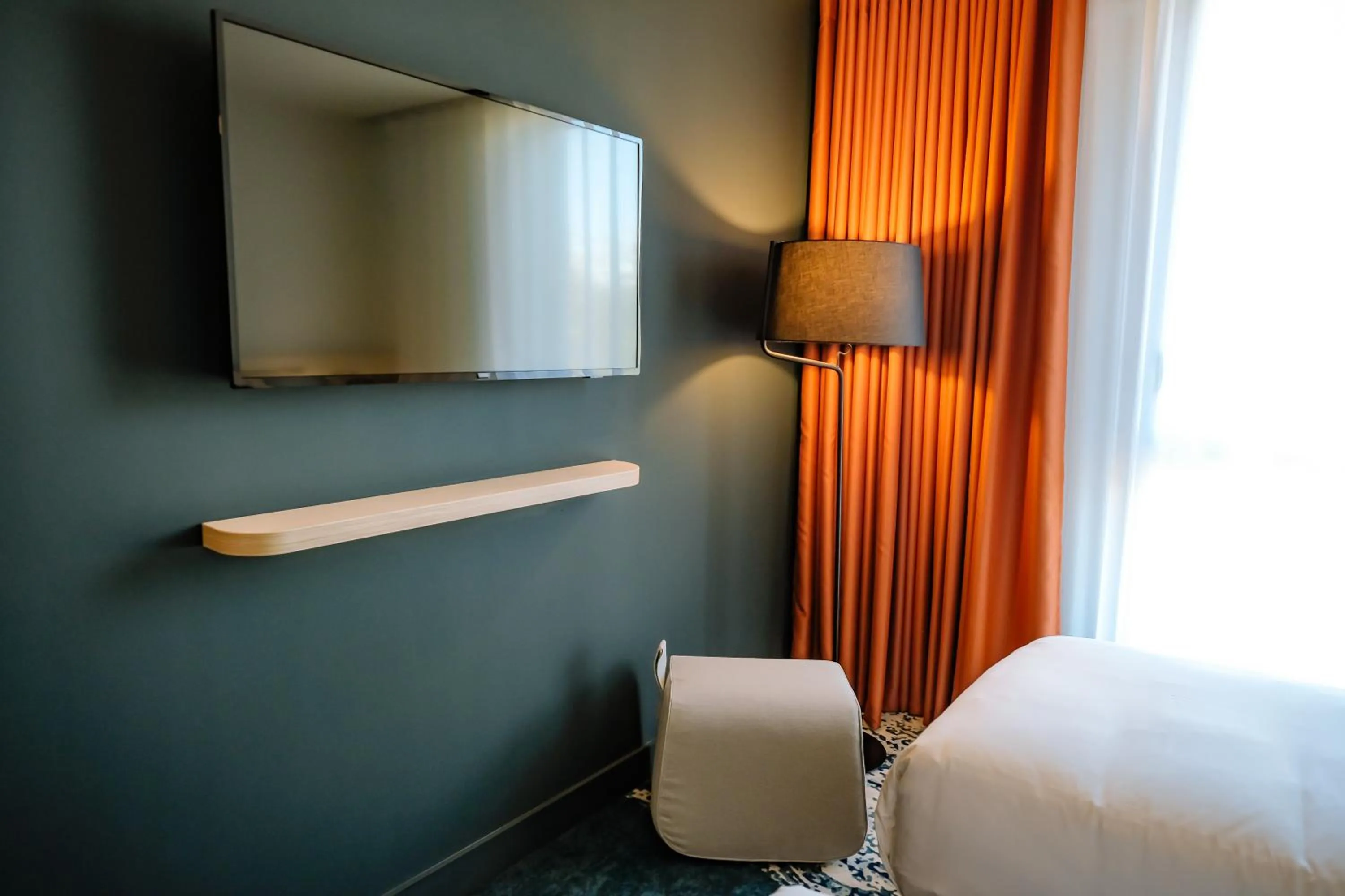 TV and multimedia, Bed in Live Hotels Bordeaux Lac