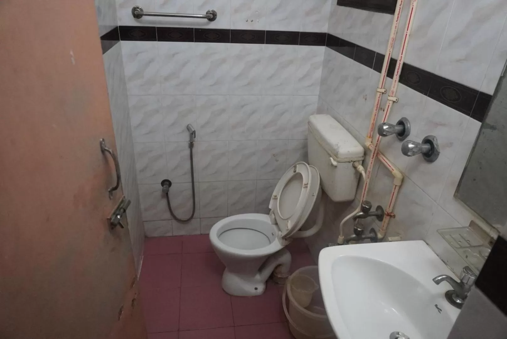 Shower in The Dolphin Park Hotel, Virugambakkam