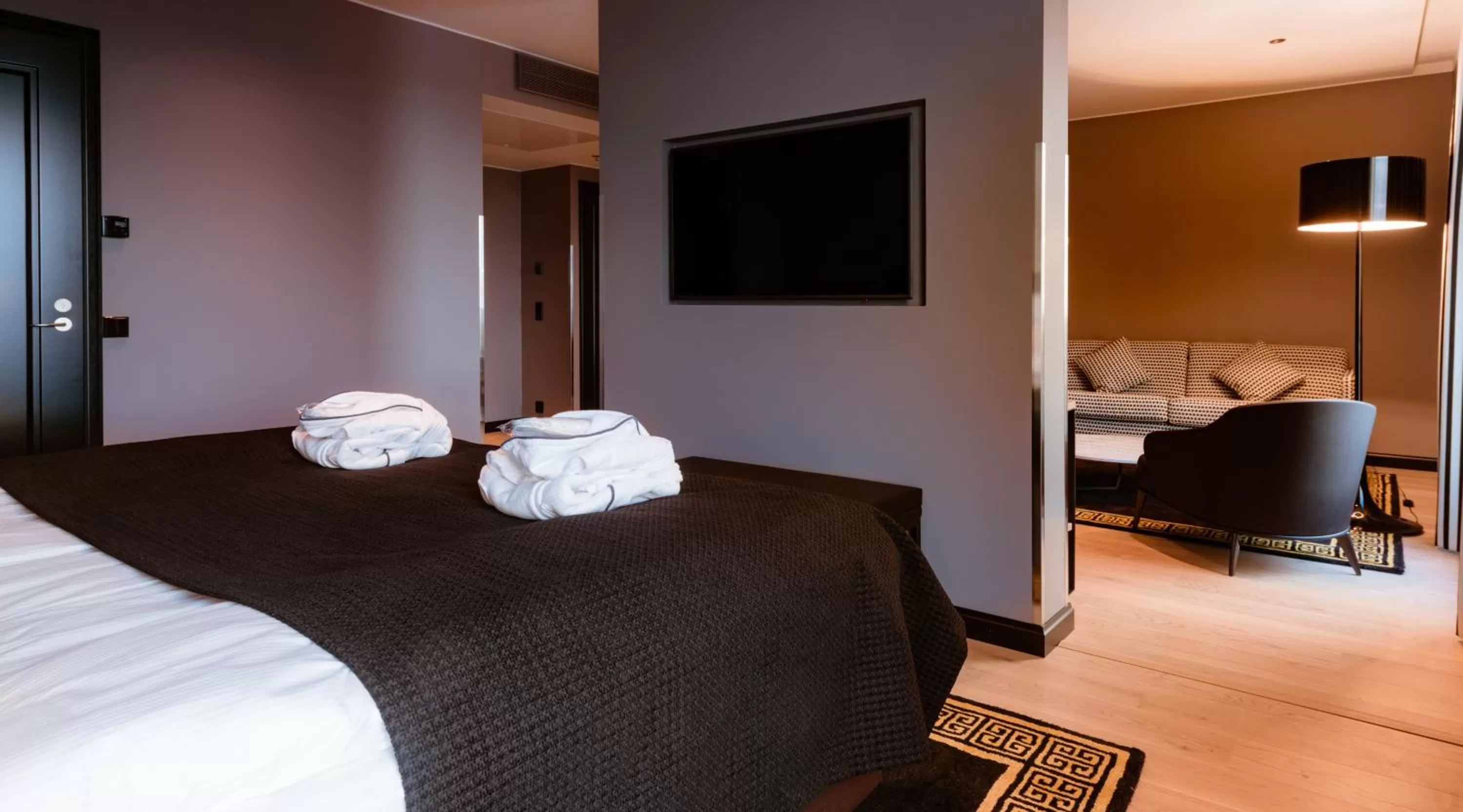 Bathroom, Bed in Clarion Hotel Aviapolis