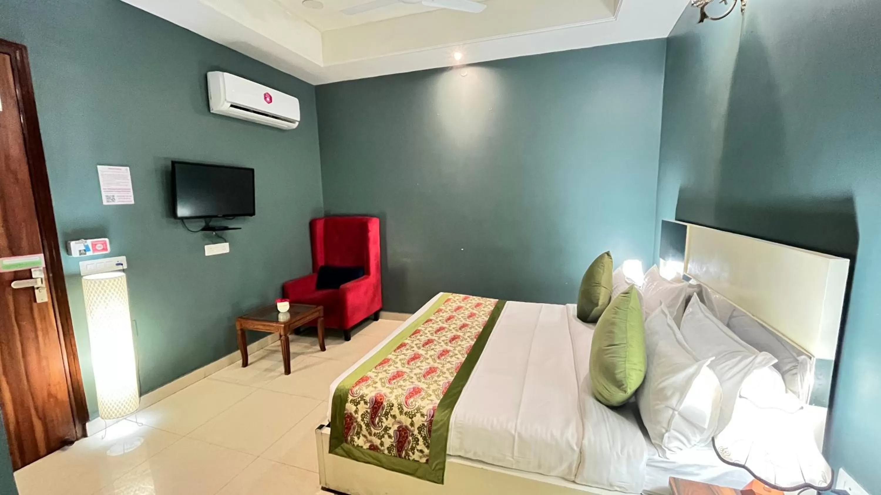 Communal lounge/ TV room, TV/Entertainment Center in Qotel Hotel Church House Rohini Sector 15