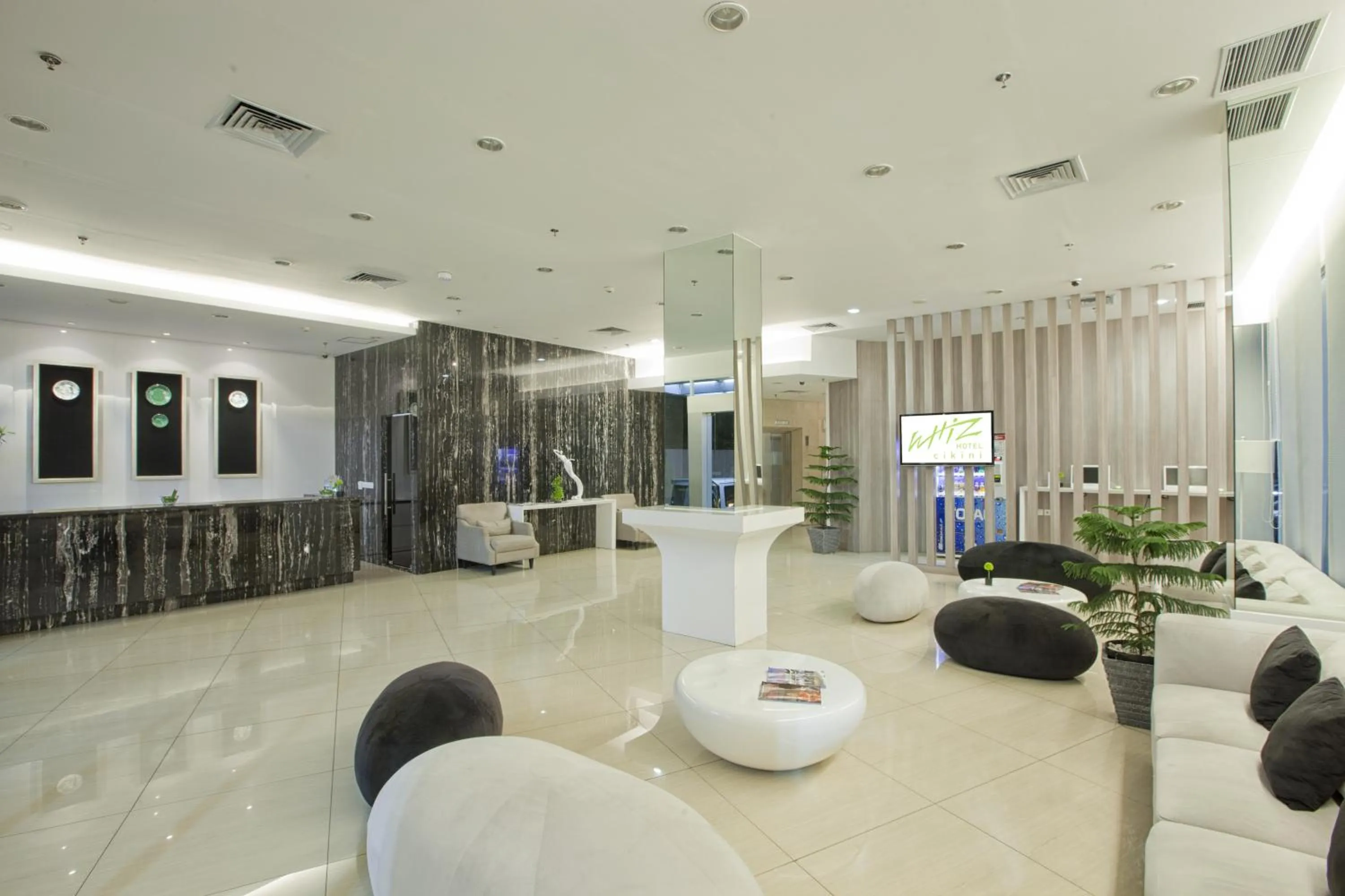 Lobby or reception in Whiz Hotel Cikini Jakarta