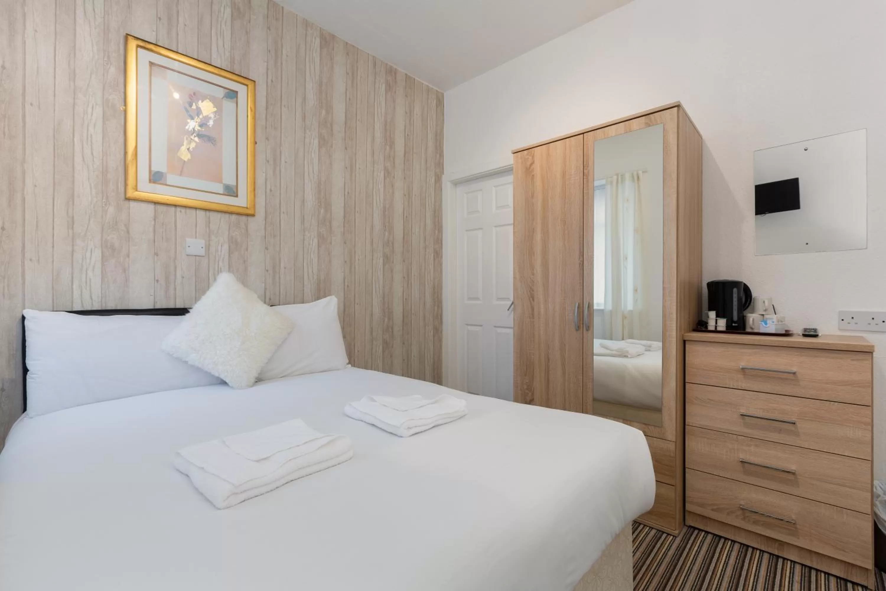 Bed in The Sandringham Court Hotel & Sports Bar-Groups Welcome here-High Speed Wi-Fi