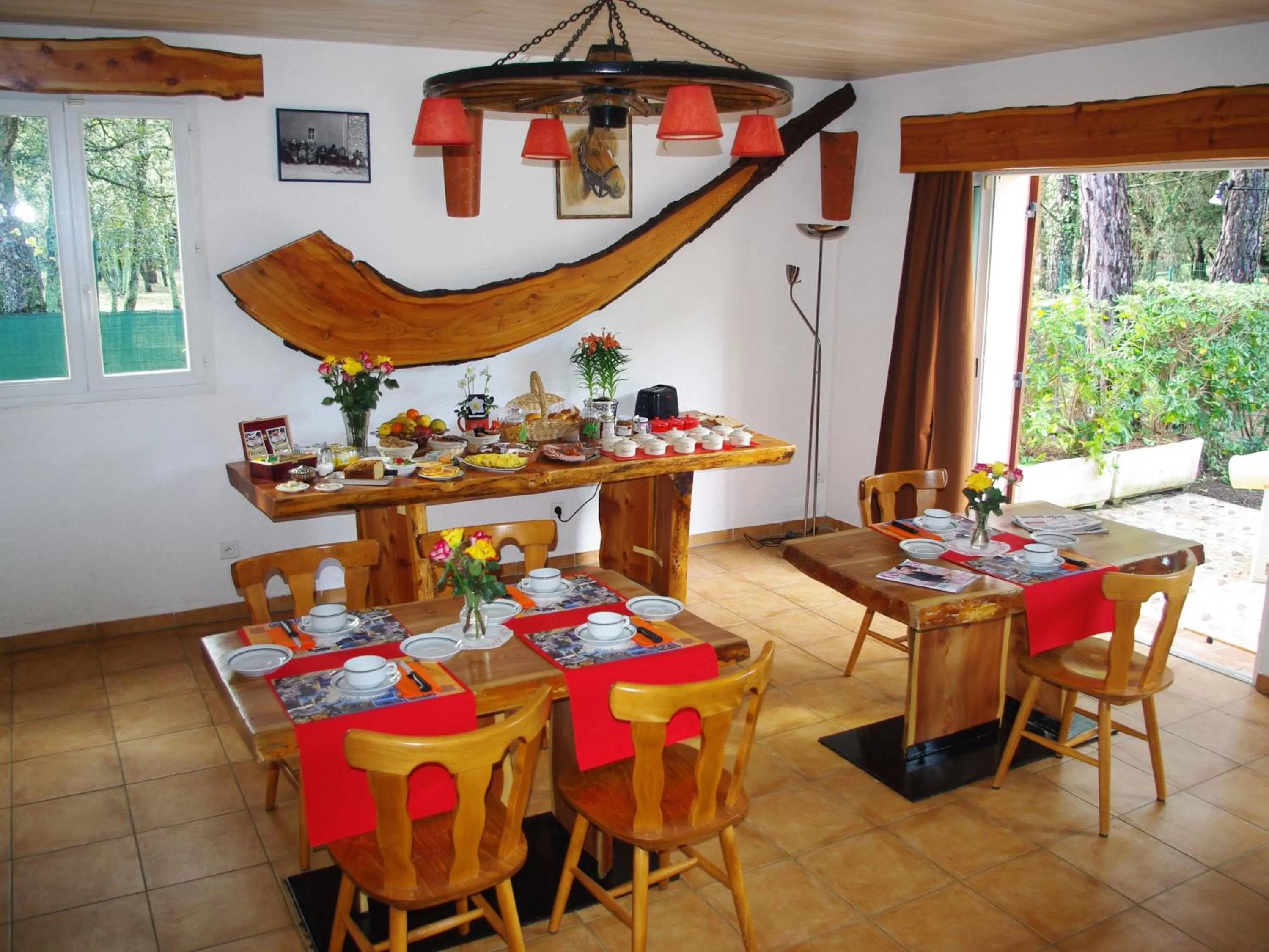 Dining area in Les Chambres d'Hotes au Bois Fleuri