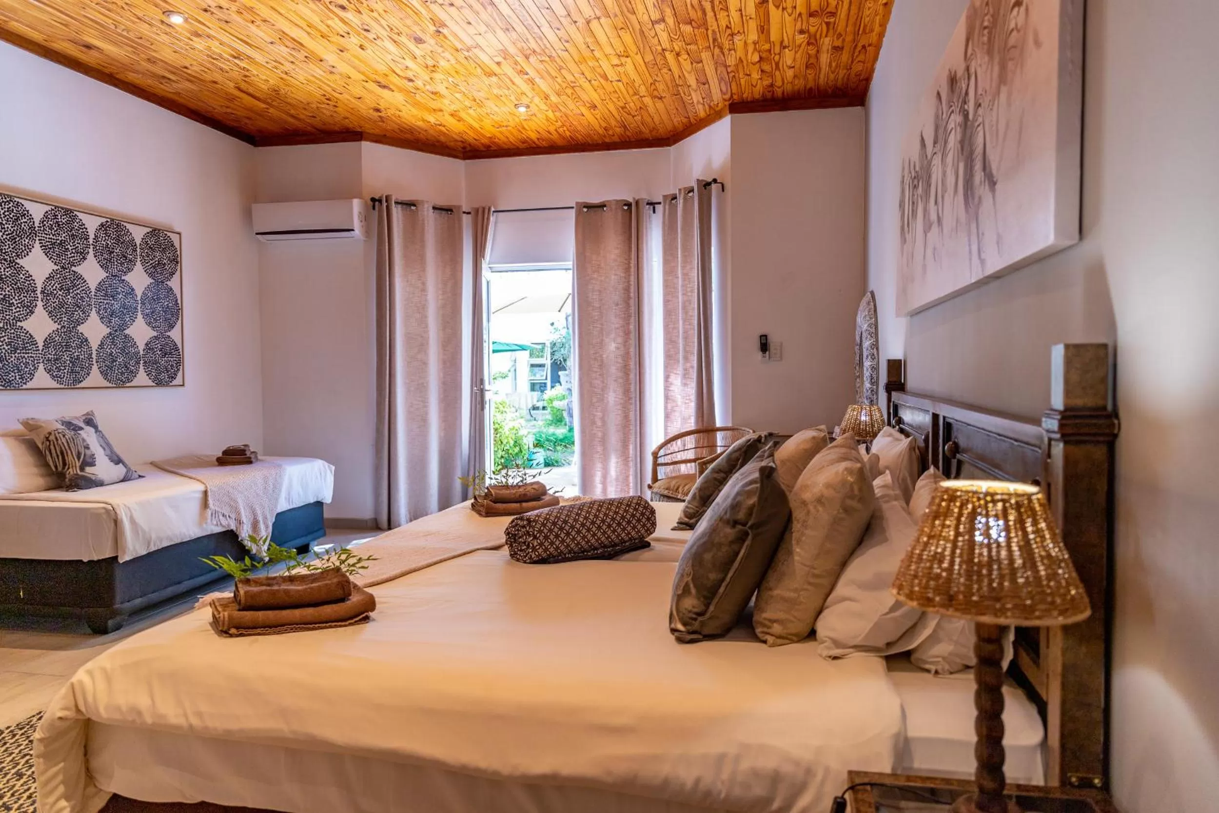 Photo of the whole room, Bed in Out of Africa Town Lodge
