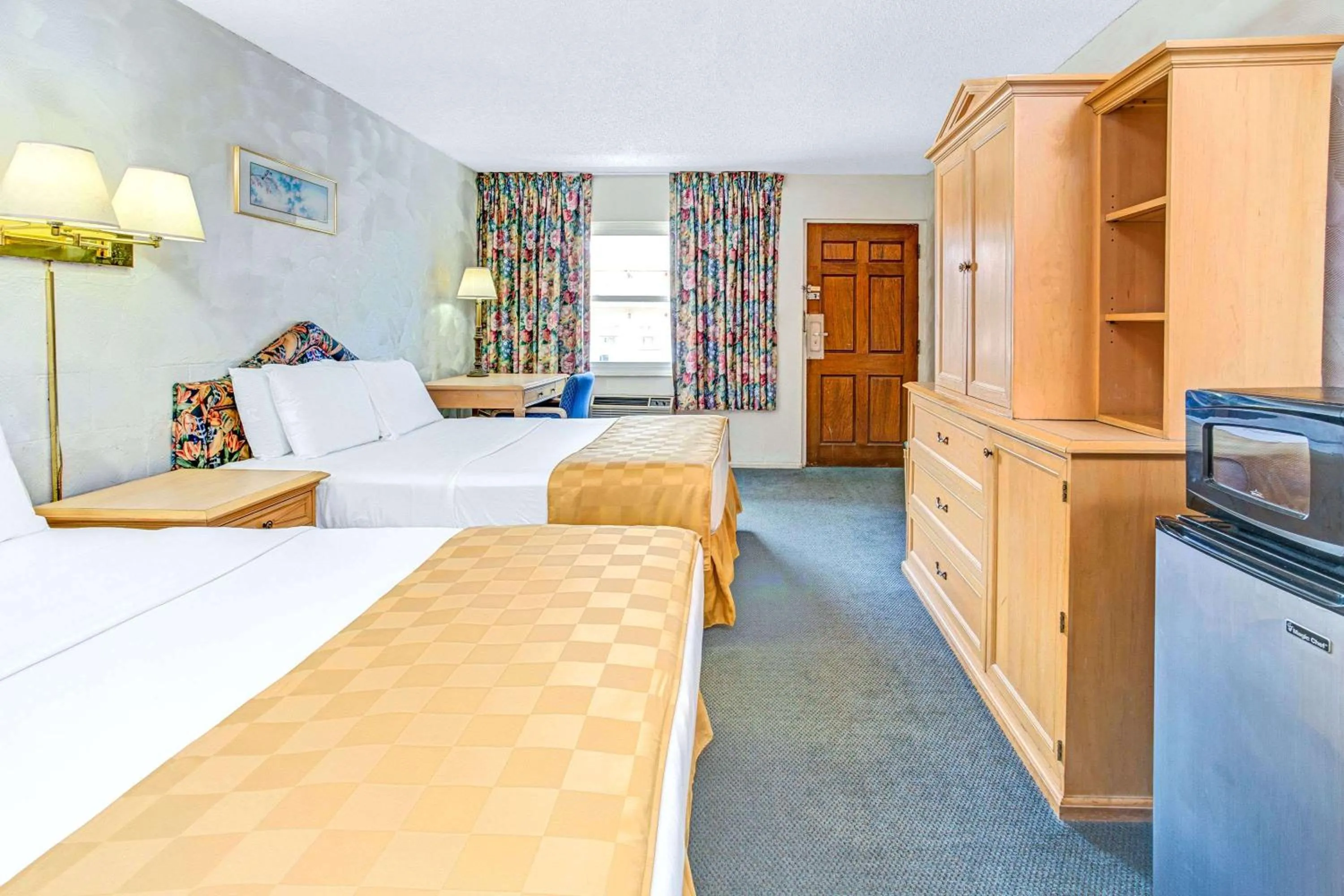 Photo of the whole room, Bed in Knights Inn Kissimmee