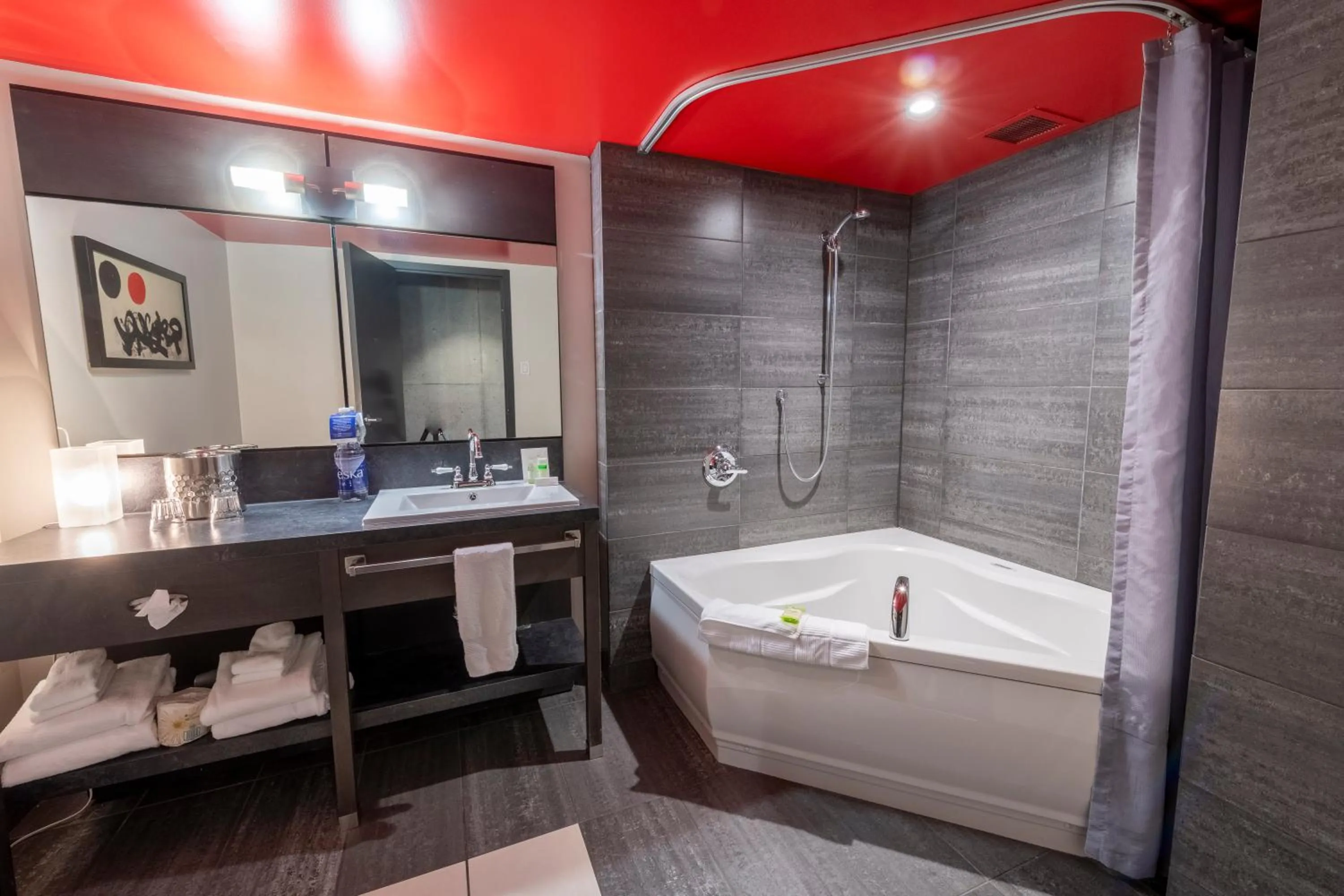 Shower in Grand Times Hotel – Aeroport de Quebec