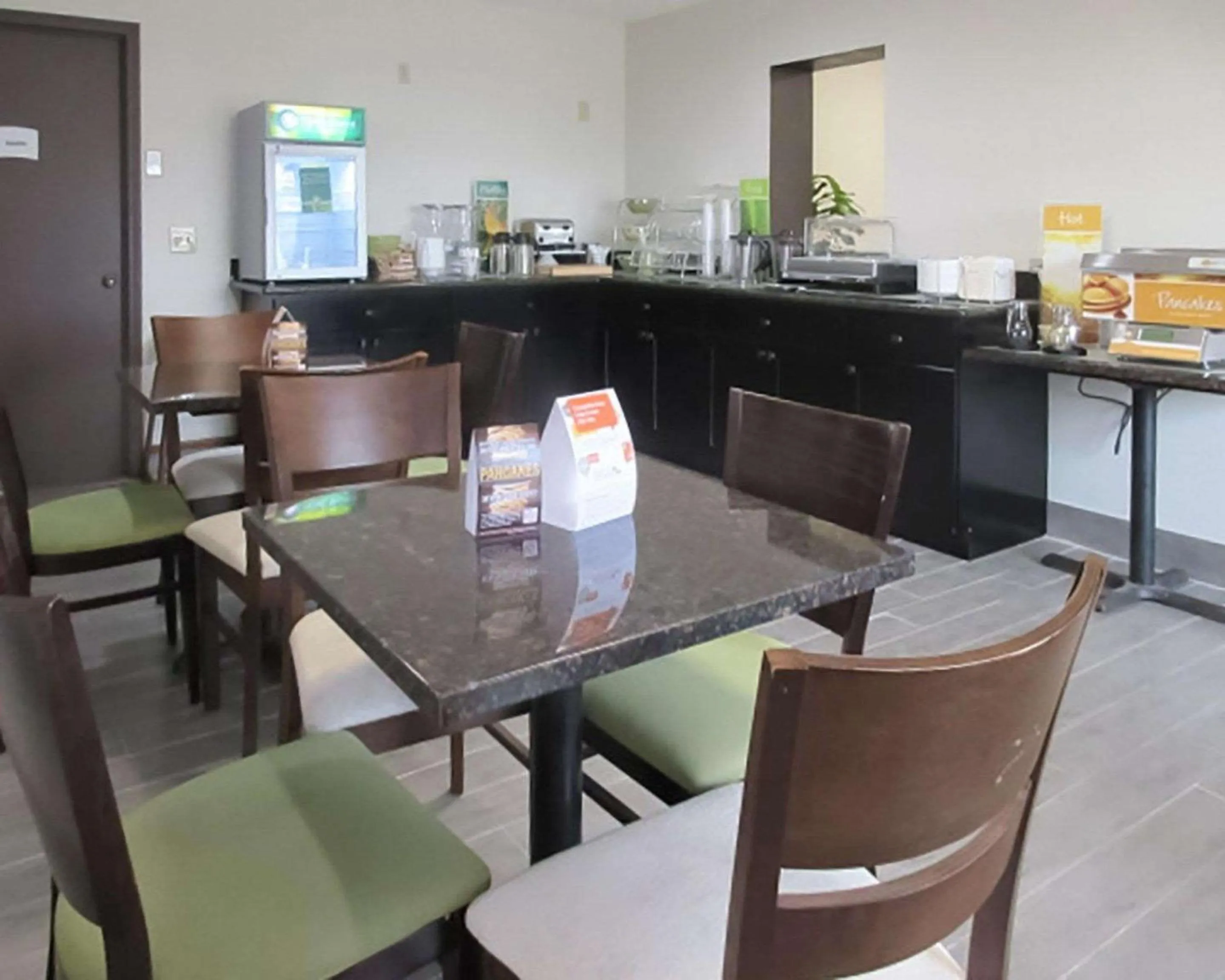 Restaurant/places to eat in Quality Inn Farmington