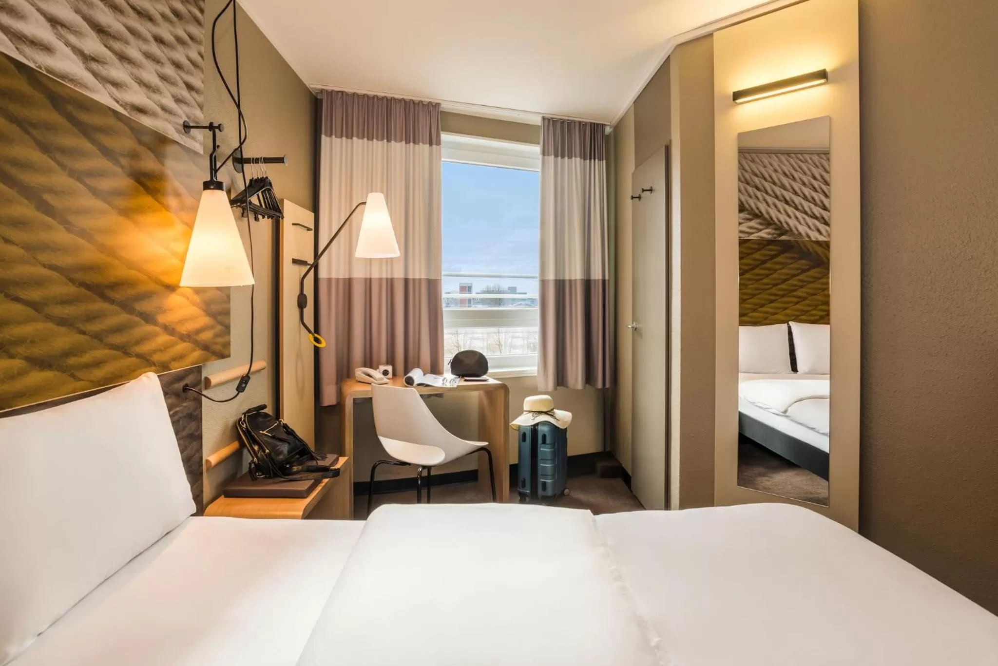 Bedroom, Bed in ibis Heidelberg Hauptbahnhof