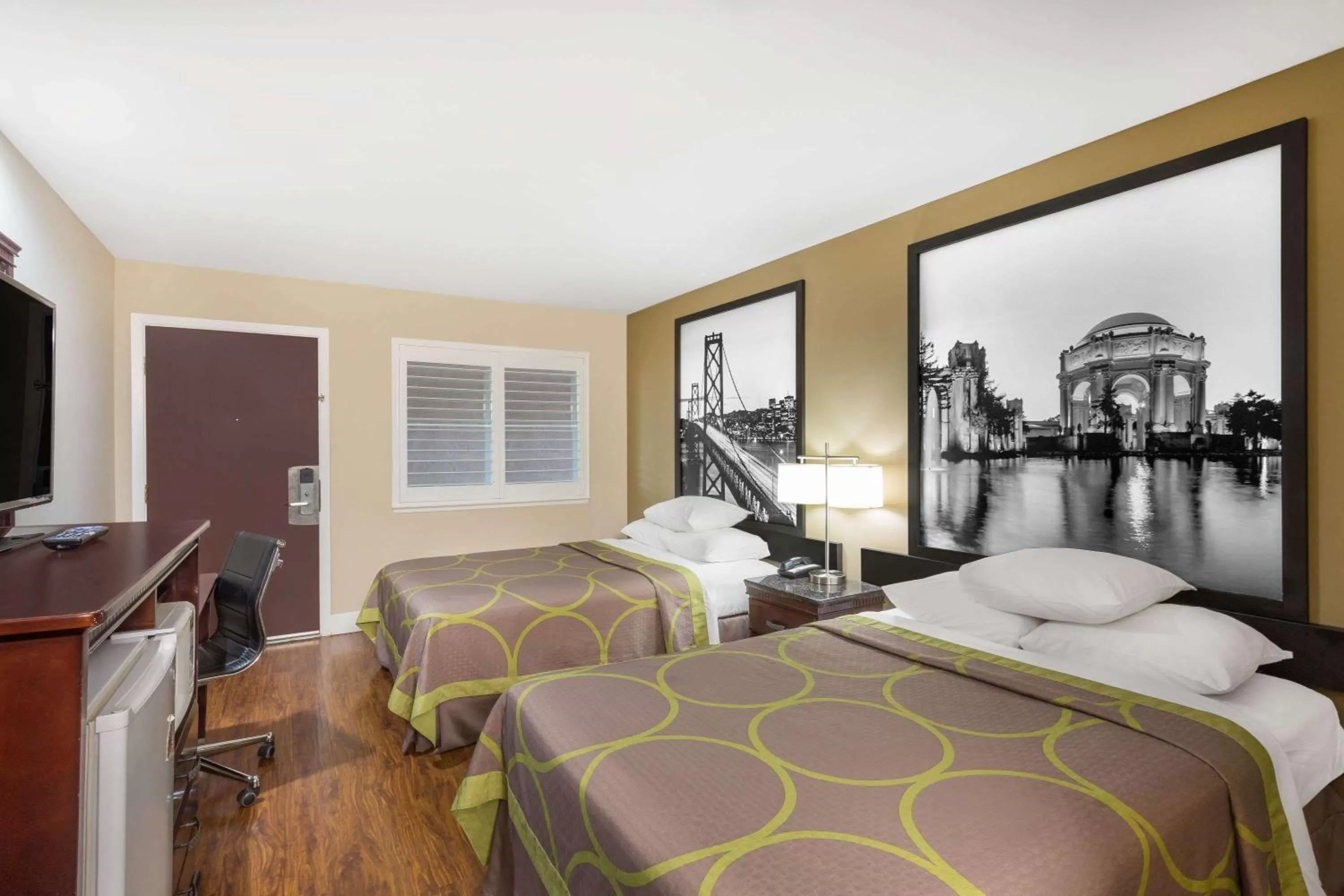 Photo of the whole room in Super 8 by Wyndham Martinez