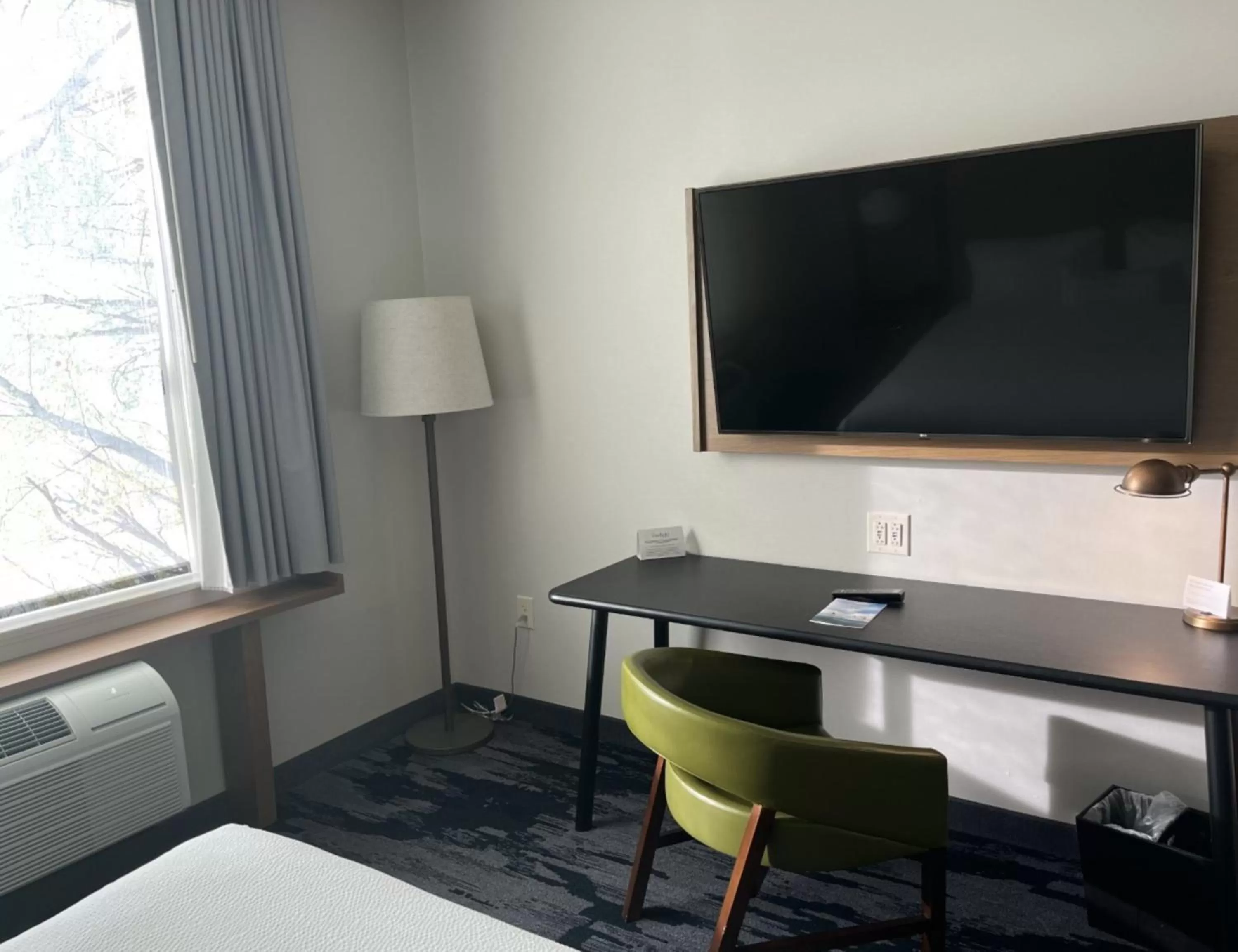 TV and multimedia, Bed in Fairfield Inn & Suites by Marriott Queensbury Glens Falls/Lake George
