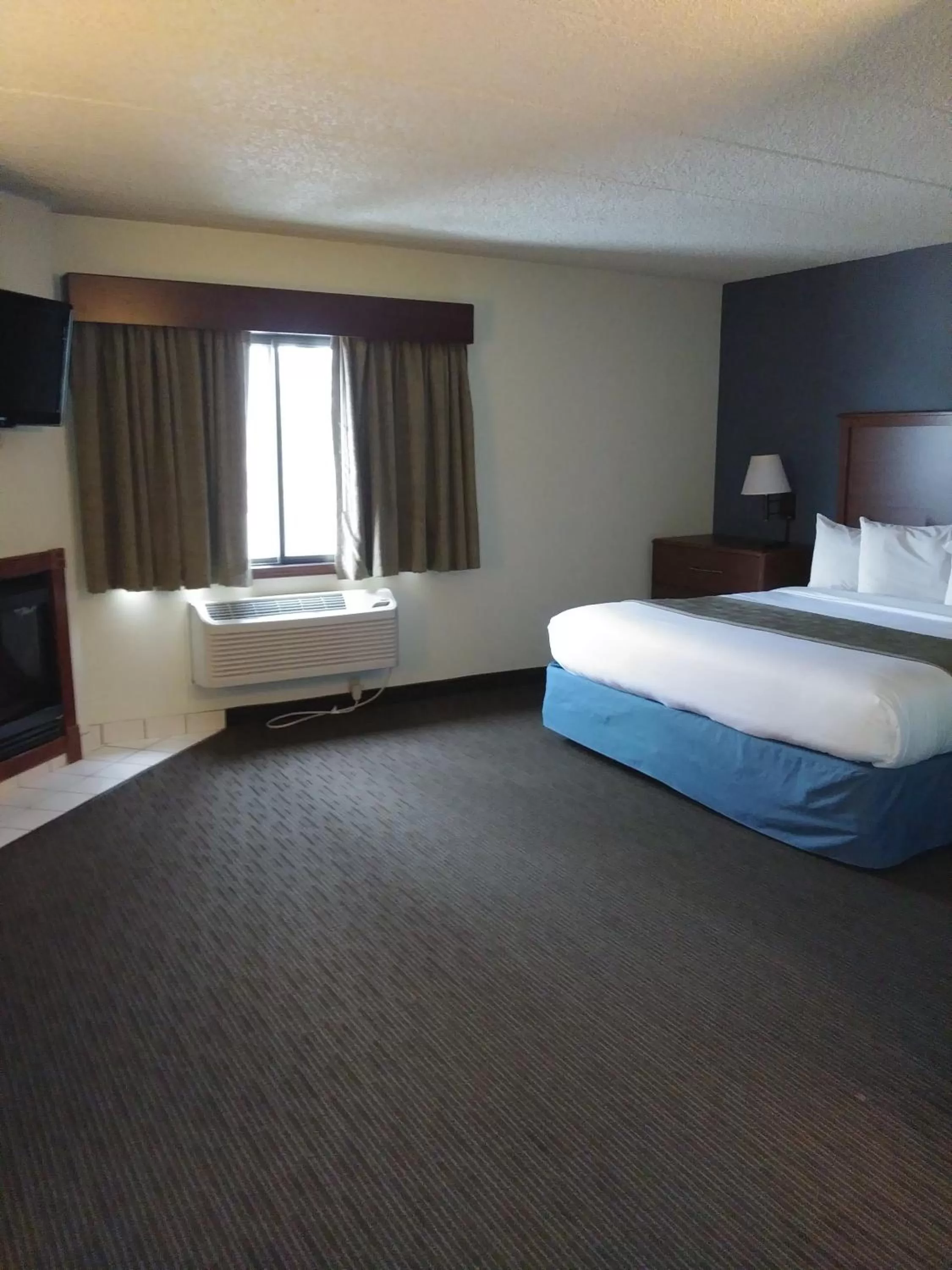 Bedroom, Bed in AmericInn by Wyndham Windsor Ft. Collins