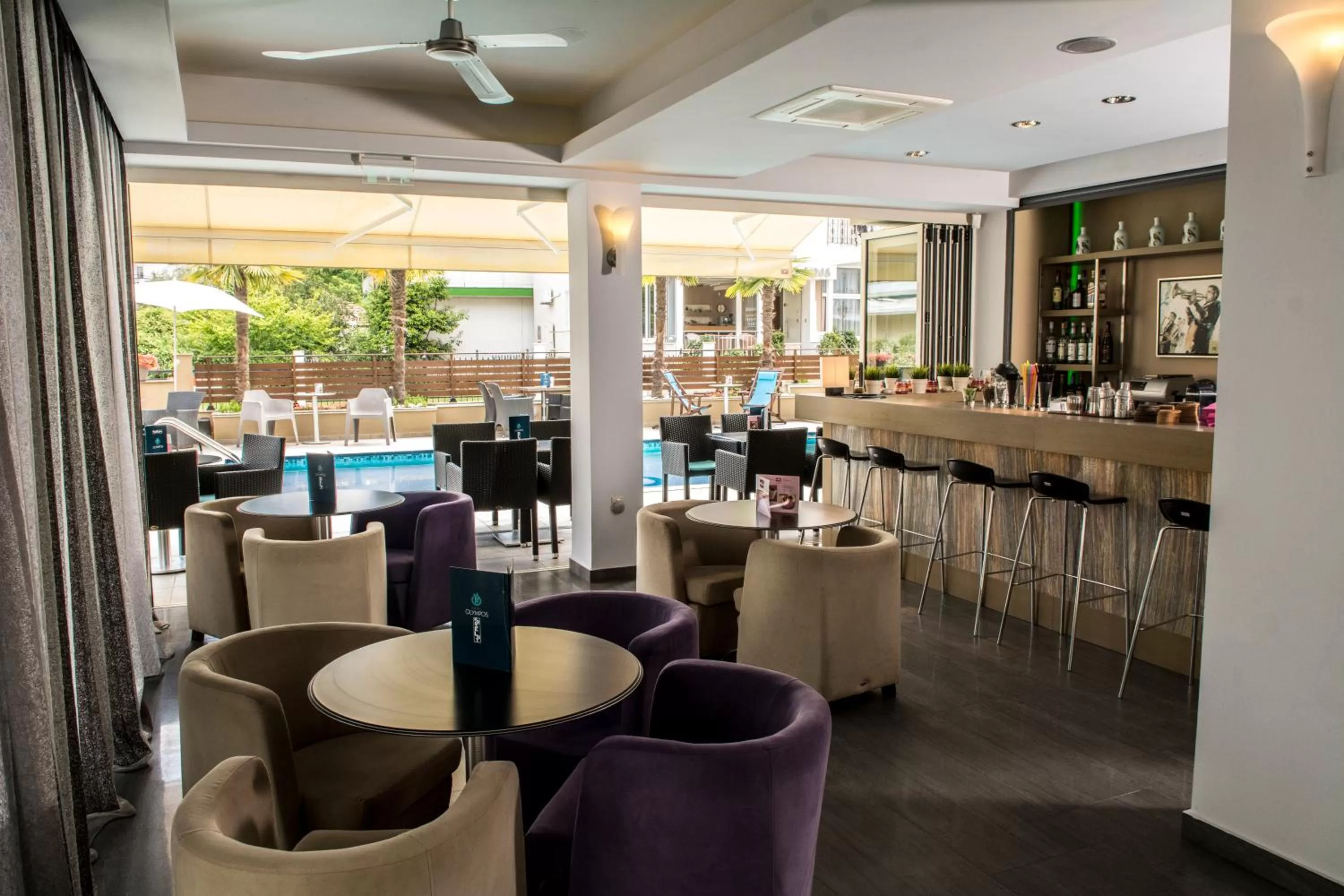 Lounge or bar in Hotel Olympos