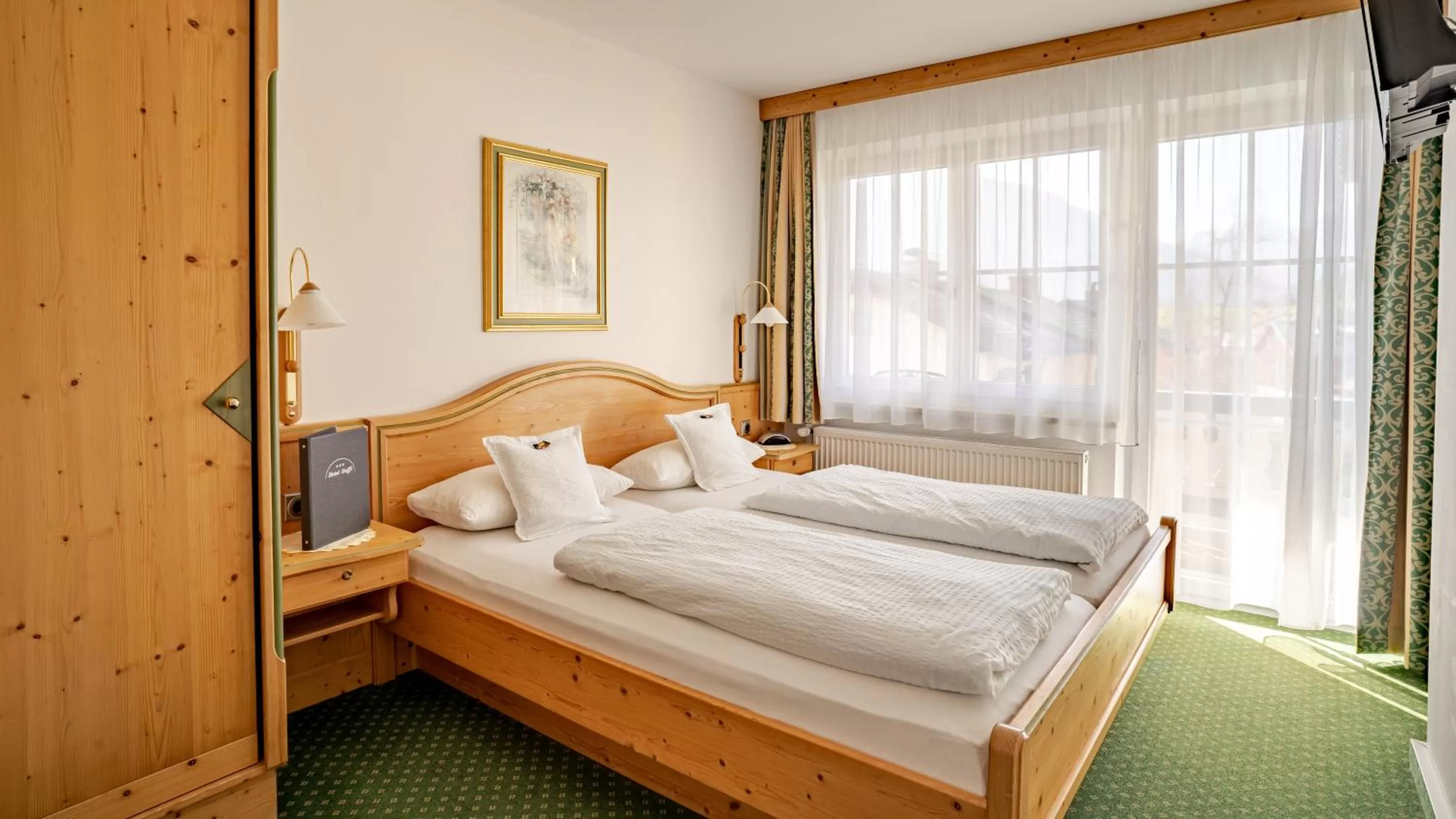 Bed in Hotel Steffl Garni inkl Chiemgau Karte