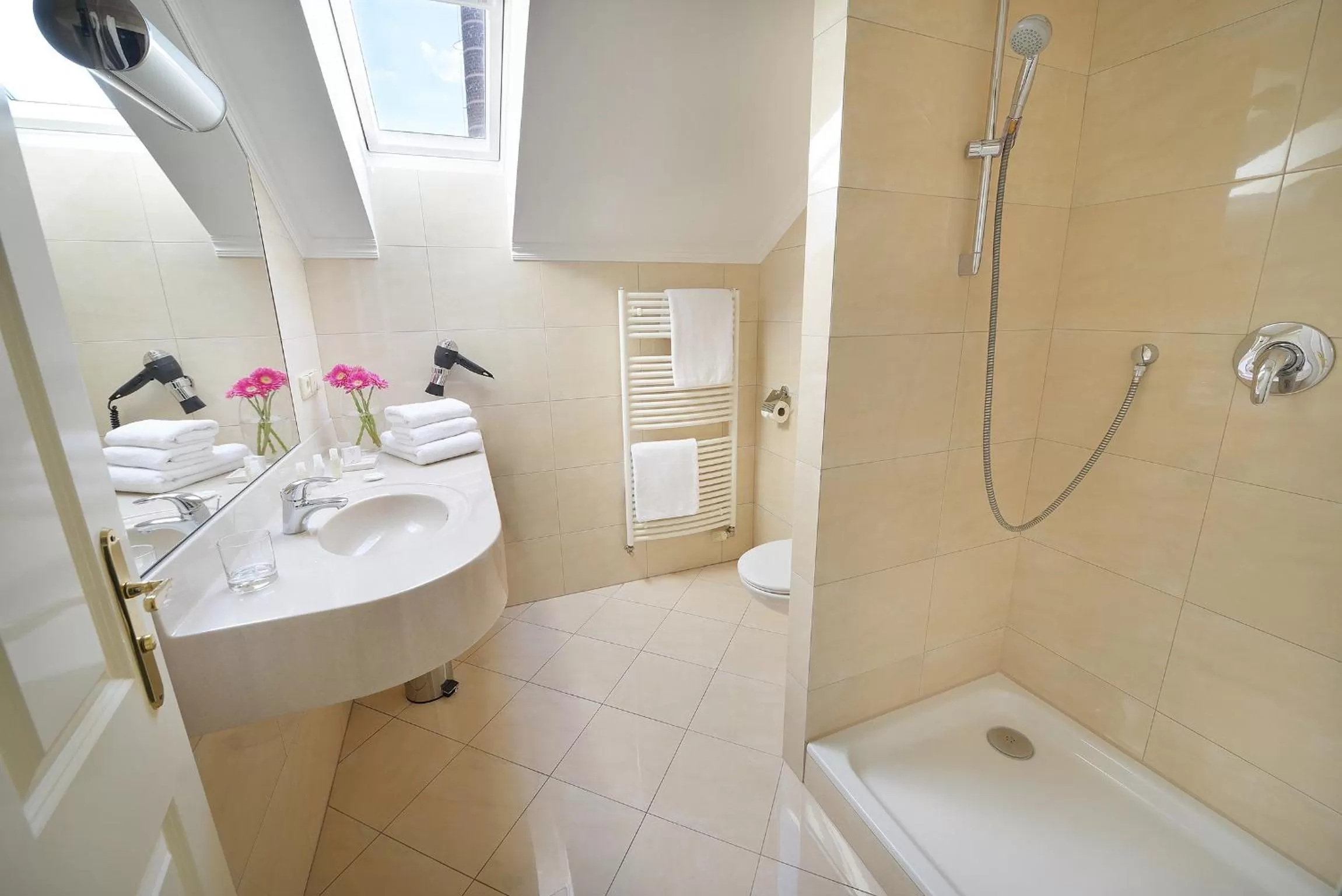 Shower in Hotel Angelis