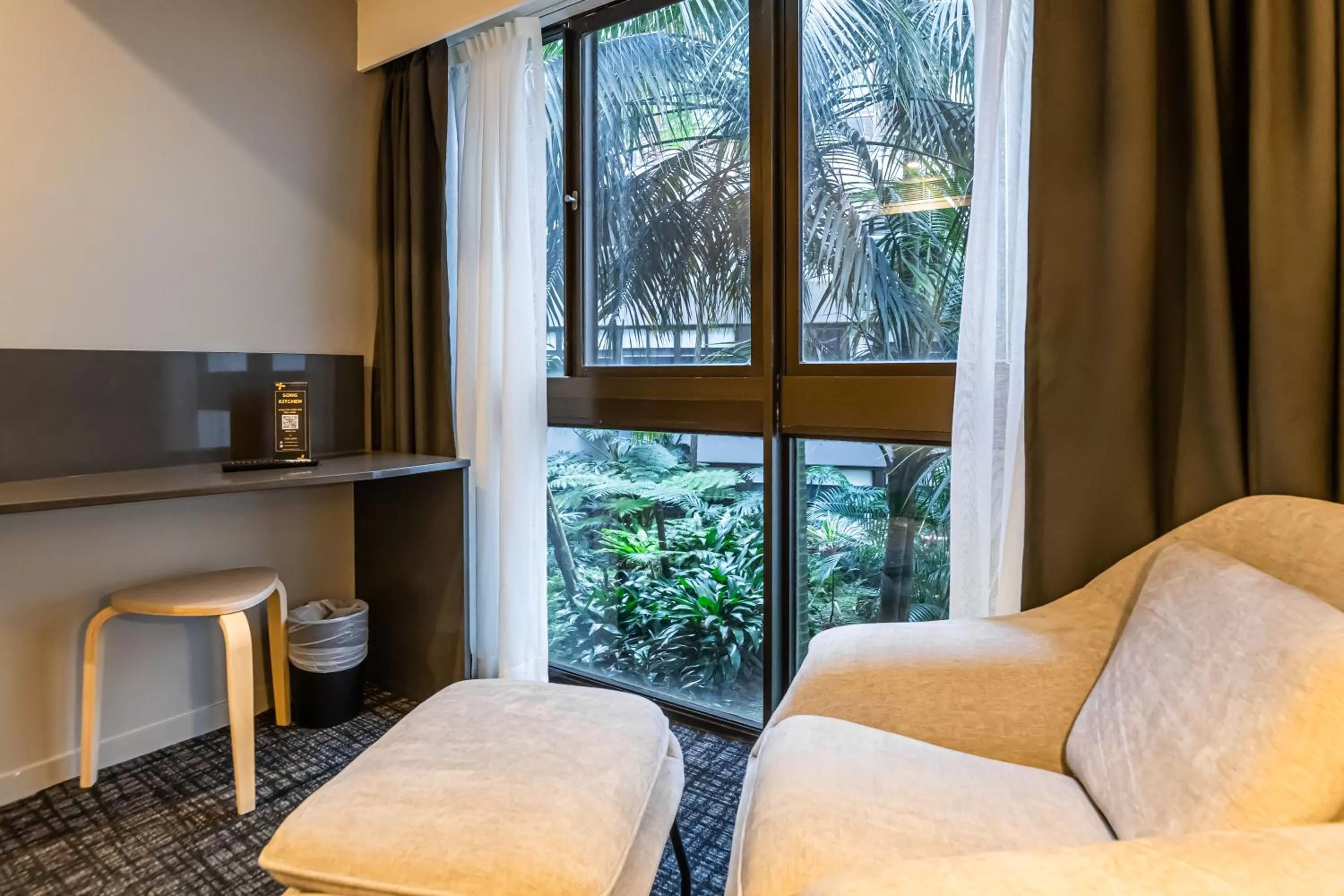 Garden view, Bed in Song Hotel Sydney