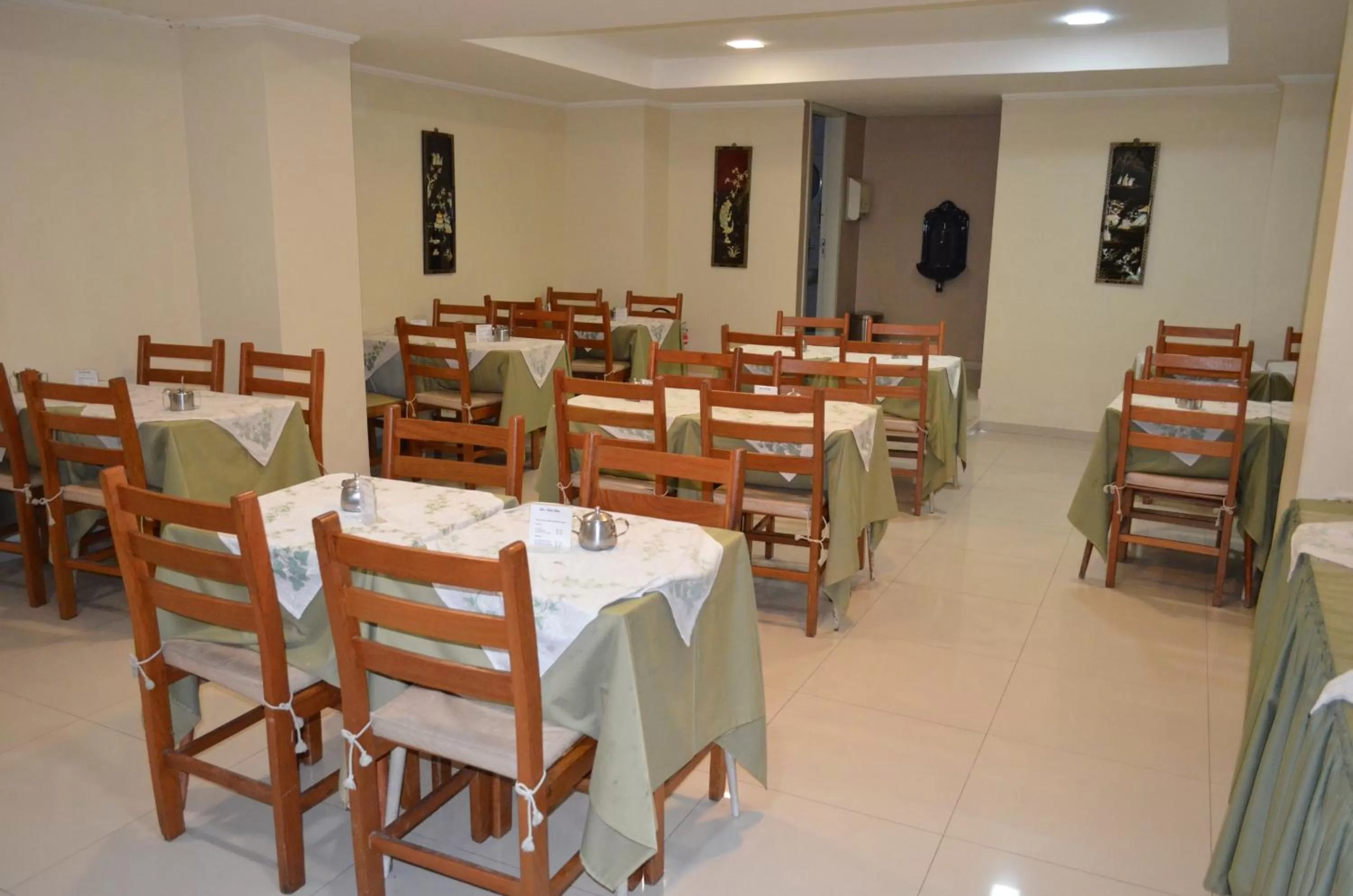Restaurant/places to eat in Lux Hotel