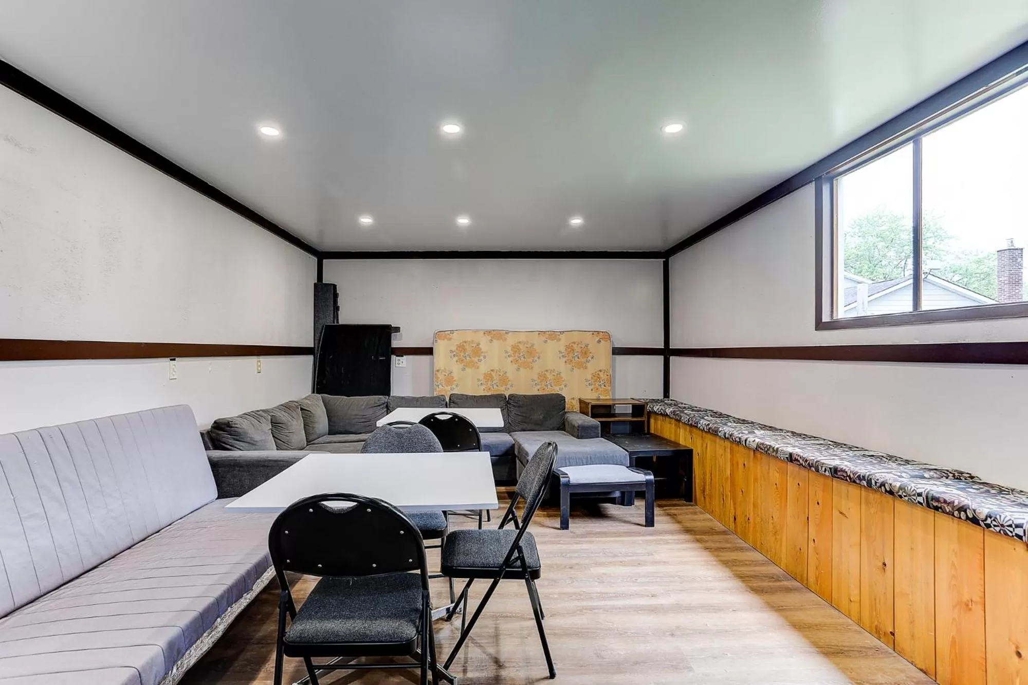 Living room in Stone Fountain Motel