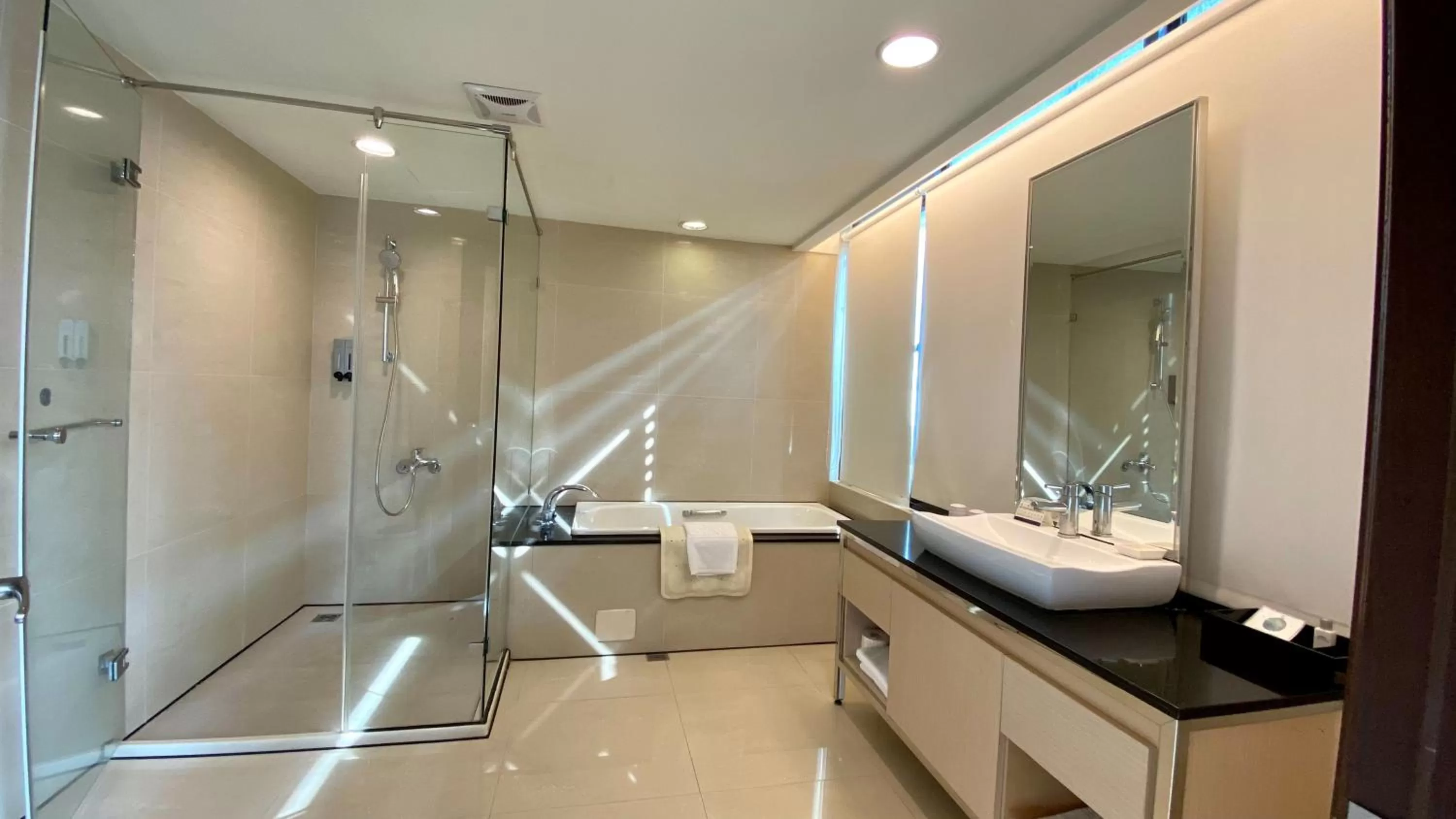 Bathroom in Golden Tulip Zhong Xin Hotel Taichung